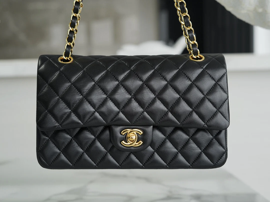 Сумка Chanel CF Medium - 25 см - из черной овечьей кожи с золотой пряжкой - CF25