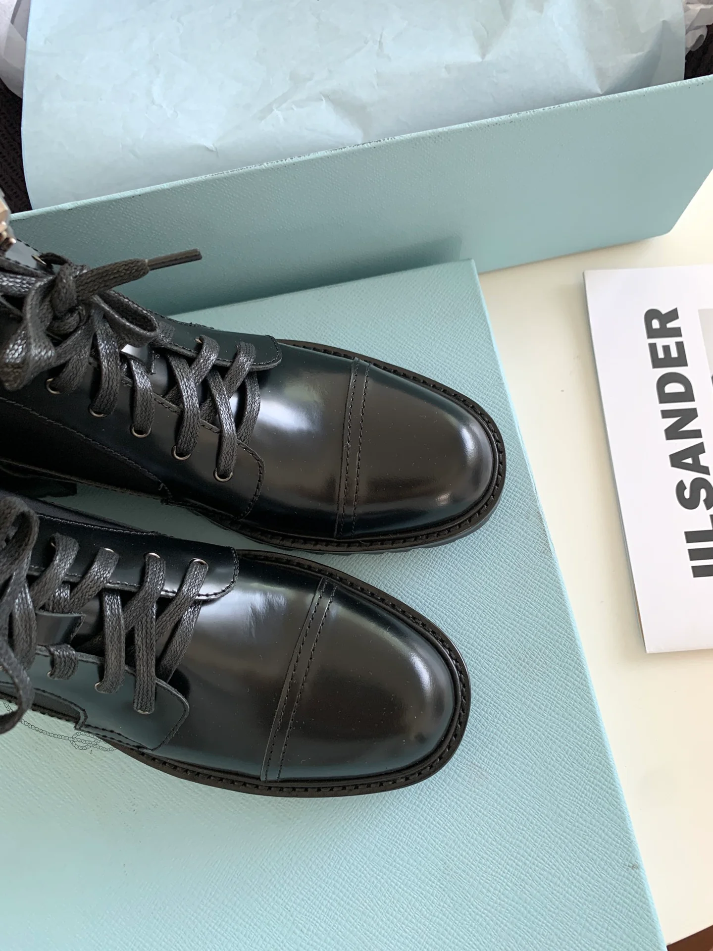 Новинка сезона осень/зима 2022 от Prada — ботинки Dr. Martens на шнуровке.