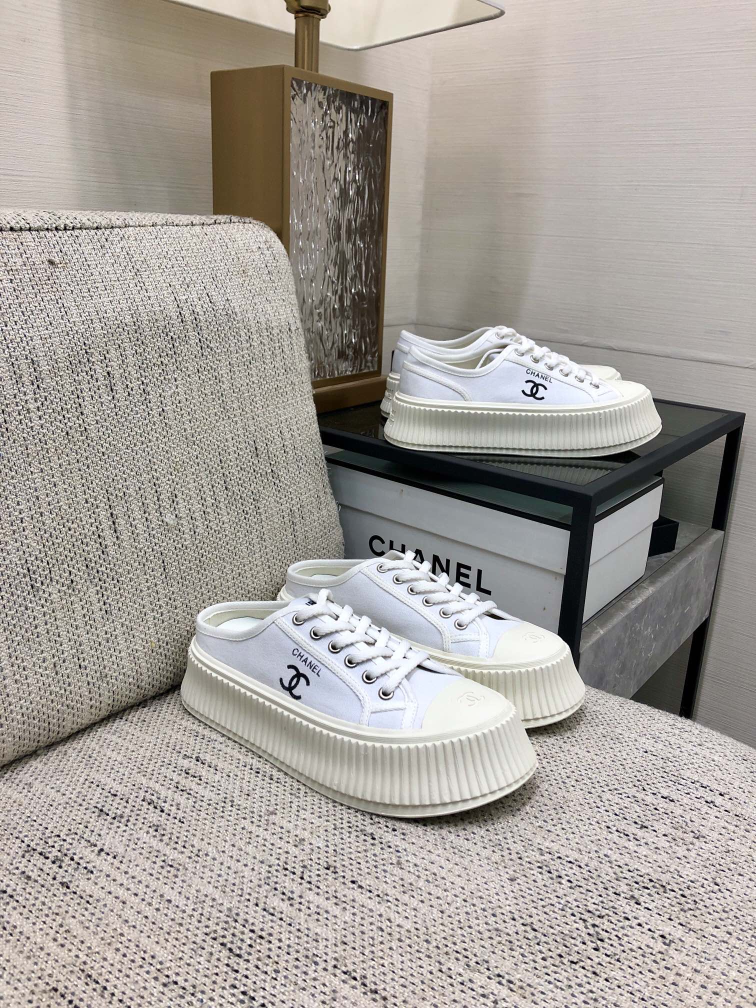 Новинка сезона весна/лето 2023 от Chanel - Тапочки на платформе из парусины - Белые