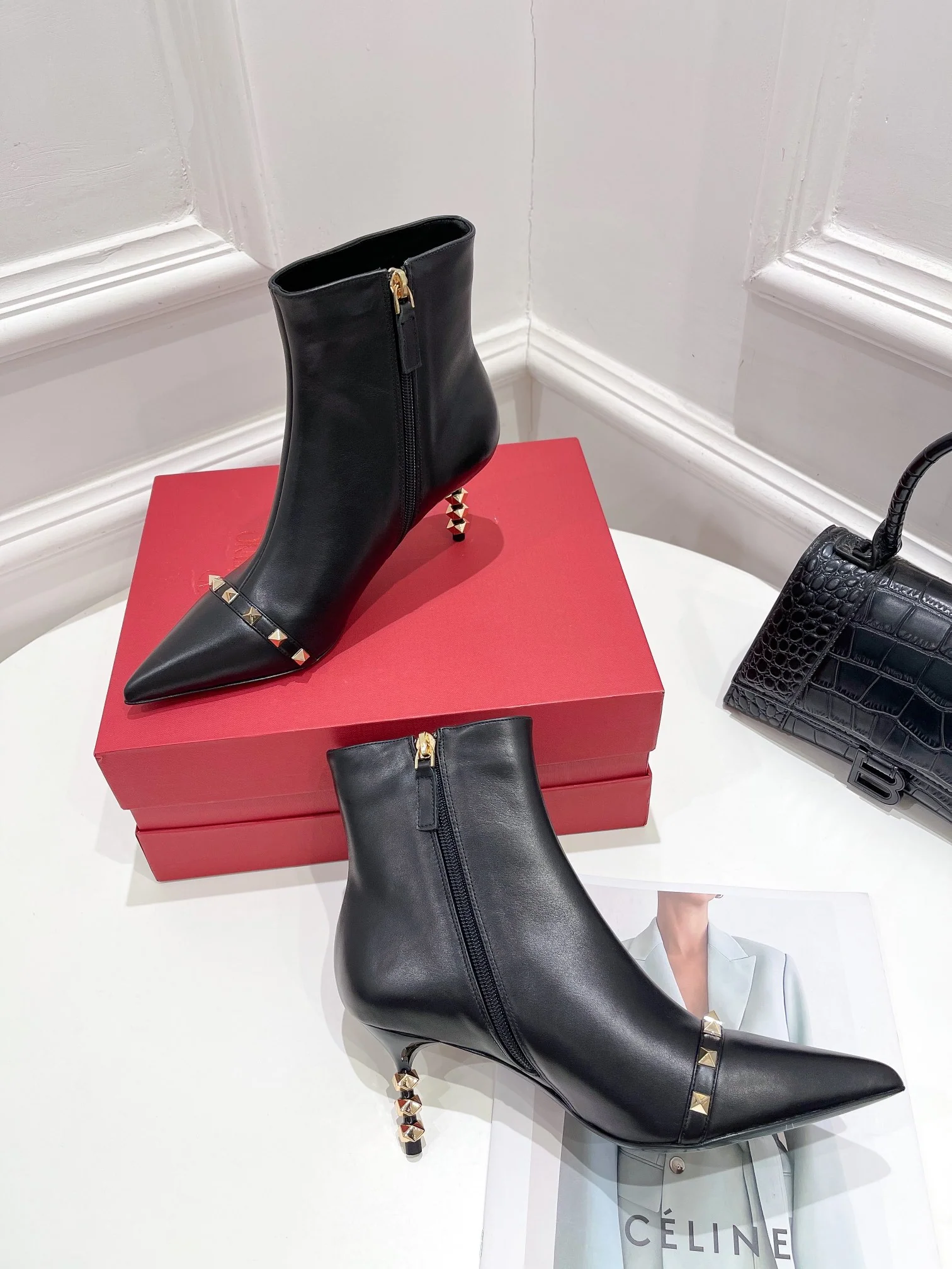 Новинка сезона осень/зима 2022 от Valentino — ботильоны с заклепками.