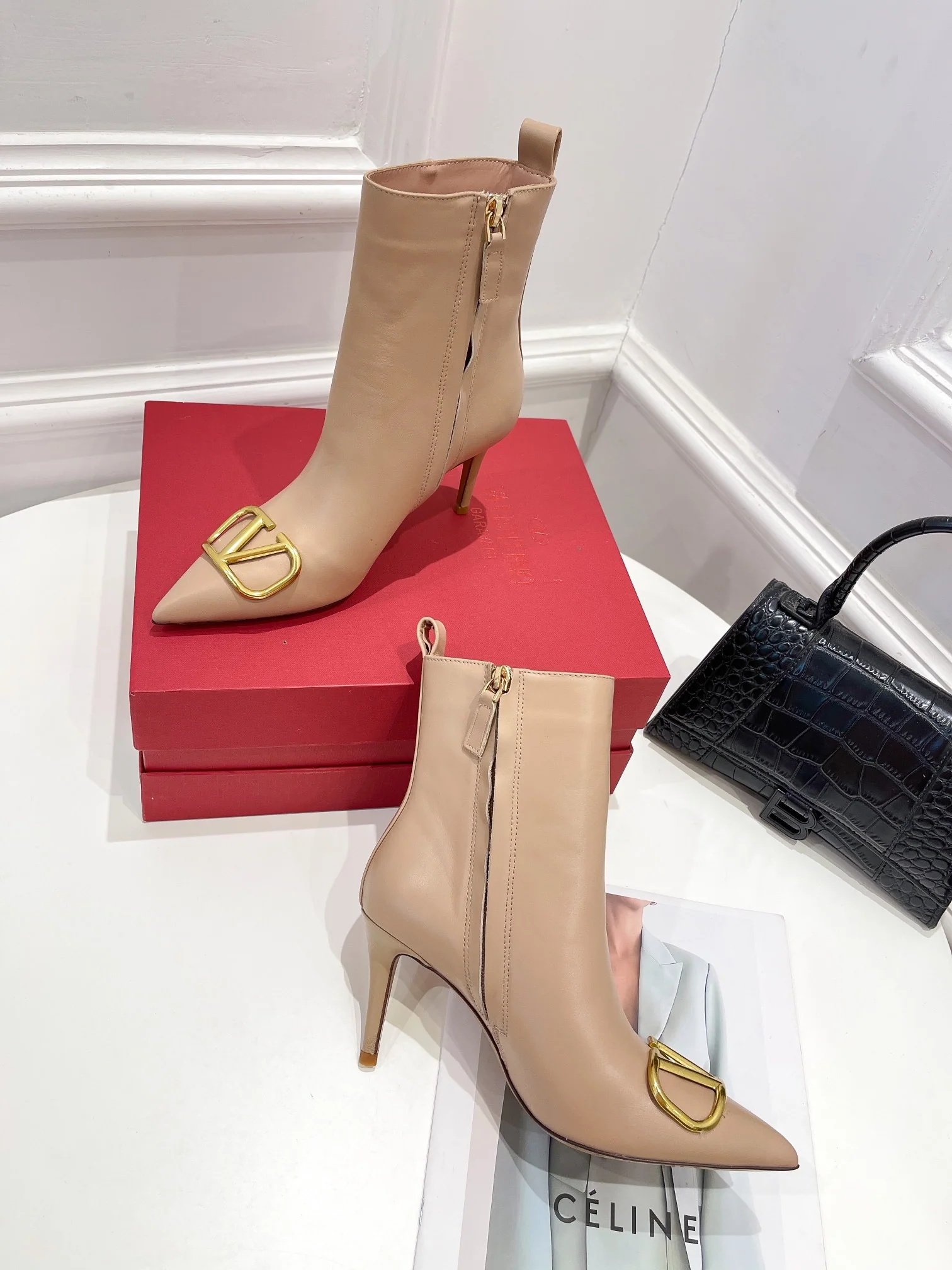 Новинка сезона осень/зима 2022 от Valentino - большие ботильоны с V-образным вырезом.