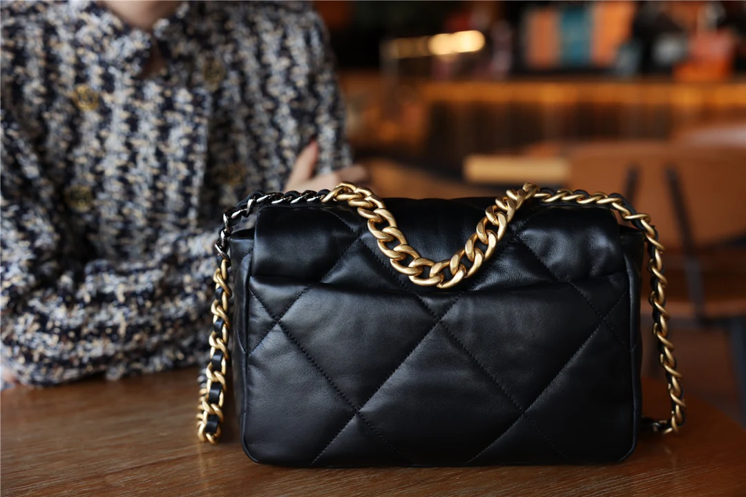 Сумка Chanel 19 — черная с золотой фурнитурой — маленькая