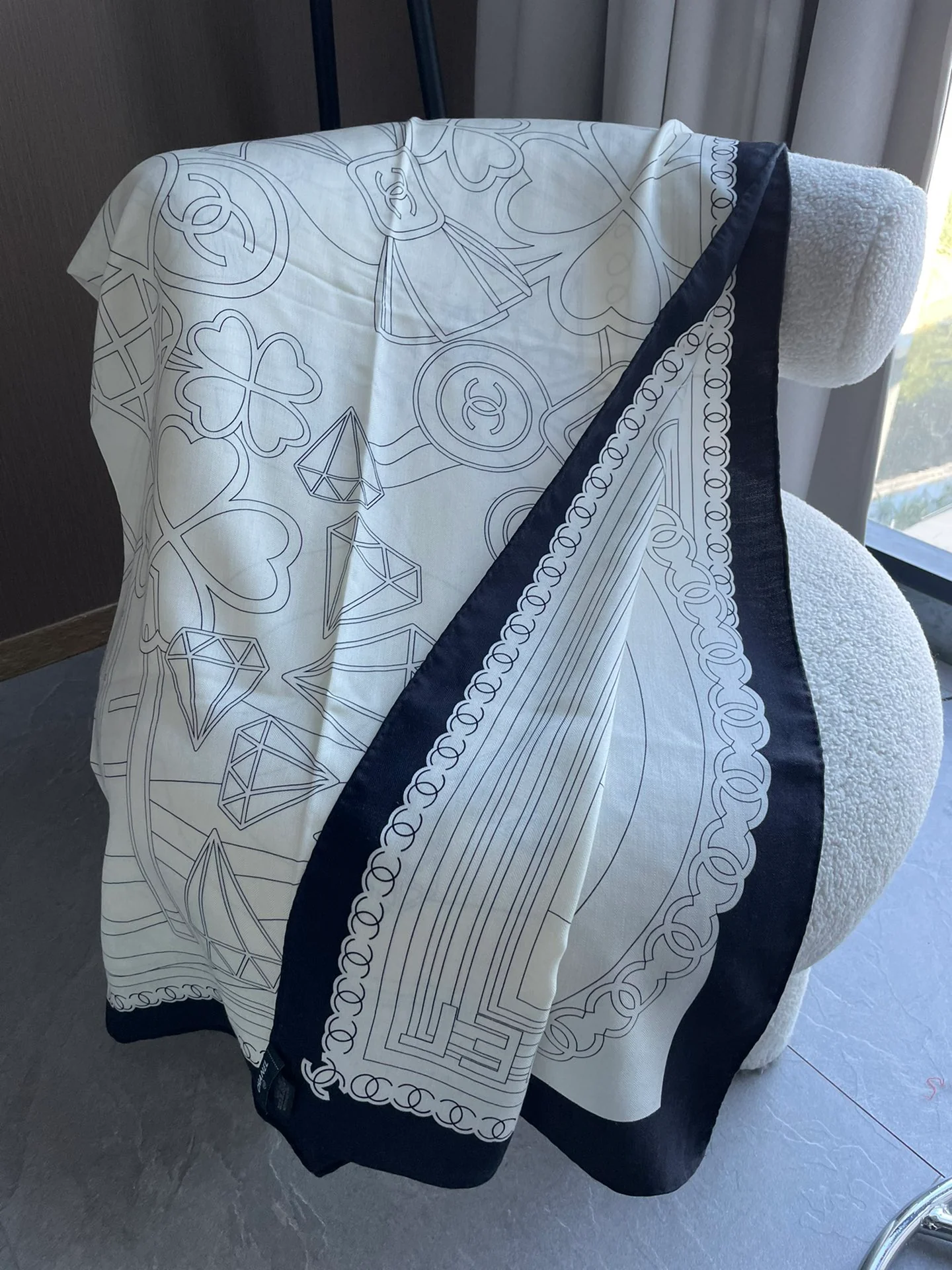 Chanel - Двусторонняя шаль 140 см