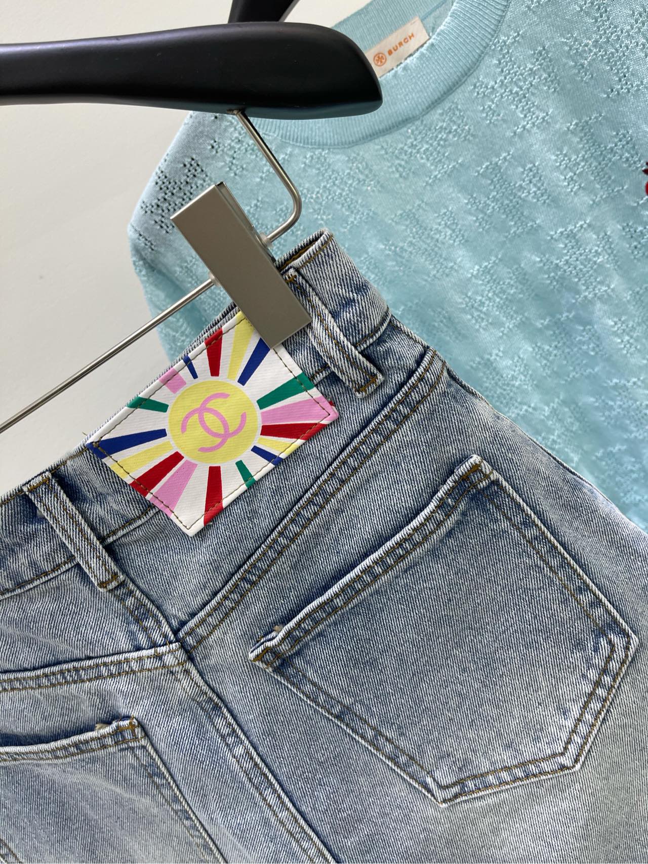 Джинсовые шорты Chanel 2403 с высокой талией и пуговицей в стиле Chanel.