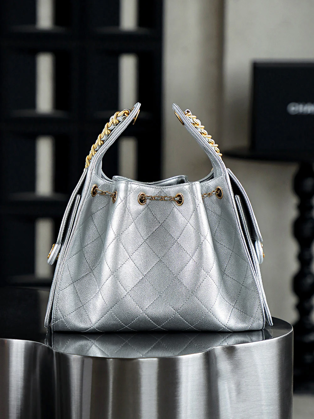 Сумка-хобо Chanel 25c Hippie, серебристая, маленькая, с золотой пряжкой.