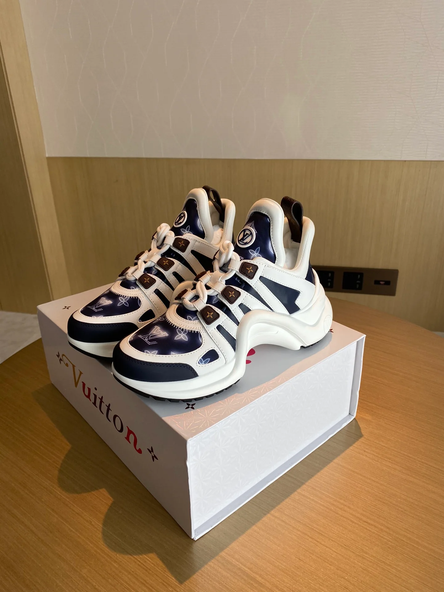 Обувь LV - массивные кроссовки LV