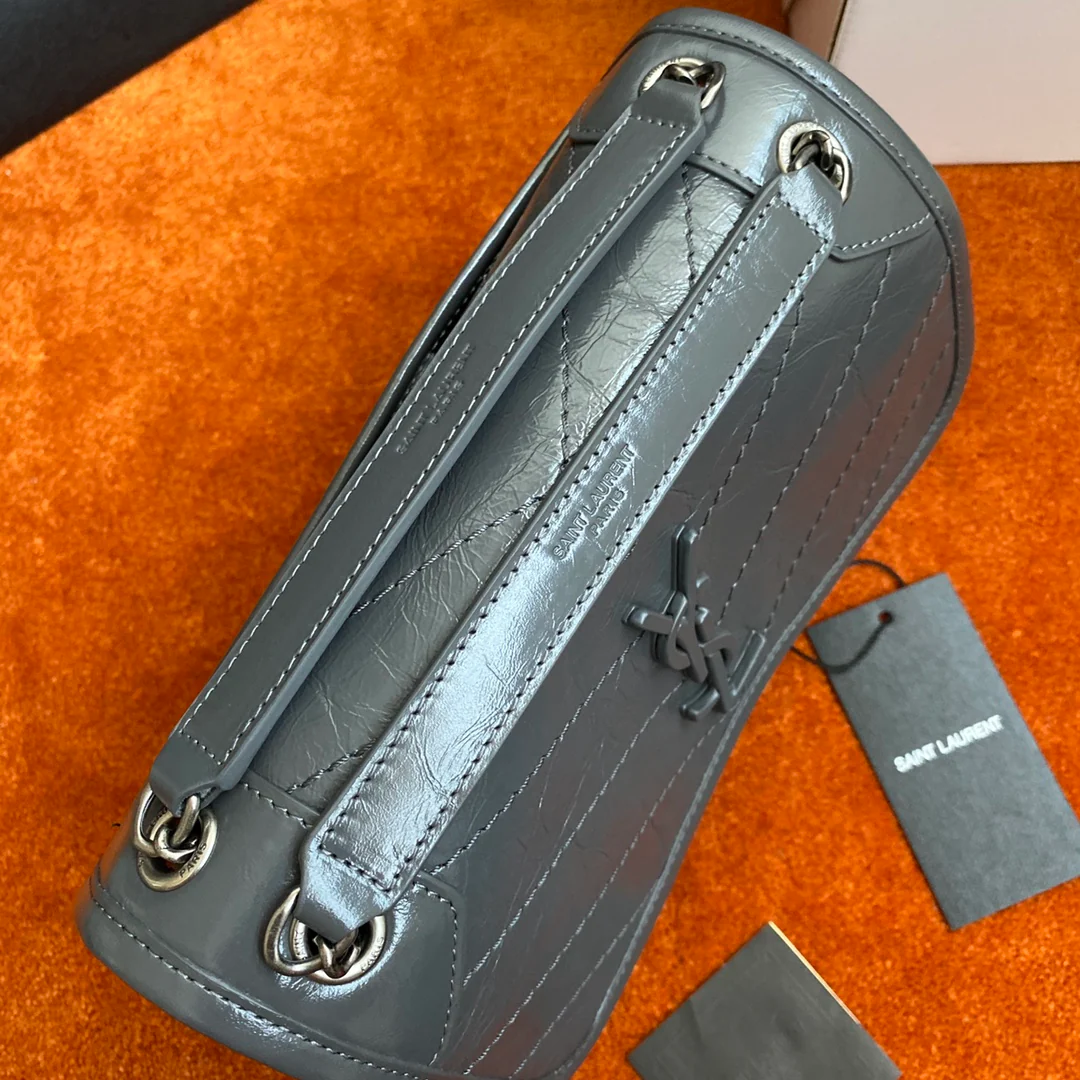 YSL - Маленькая модель Niki - Кожа коровы, обработанная маслом и воском, темно-серая - с пряжкой в ??виде D-образного кольца