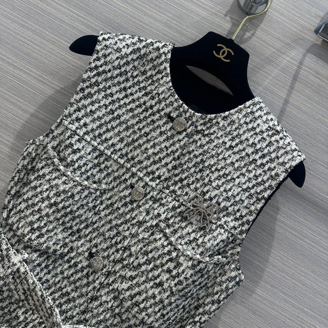 Chanel 2403 - Жакет/Жилет/Длинное платье с элементами из плетеной ленты и металлических цепочек.