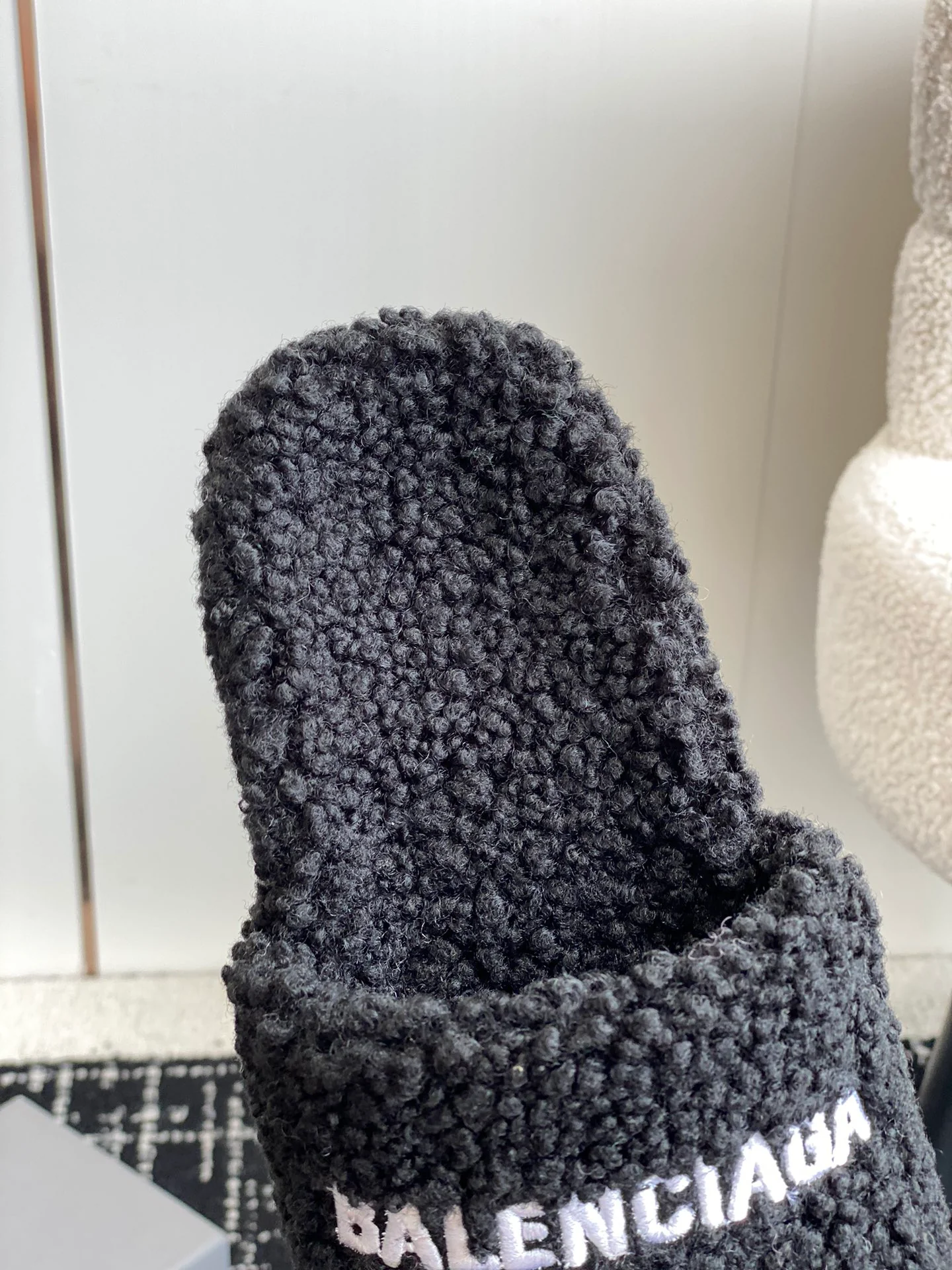 Новинка сезона осень/зима 2023 от Balenciaga - Меховые тапочки - Черные