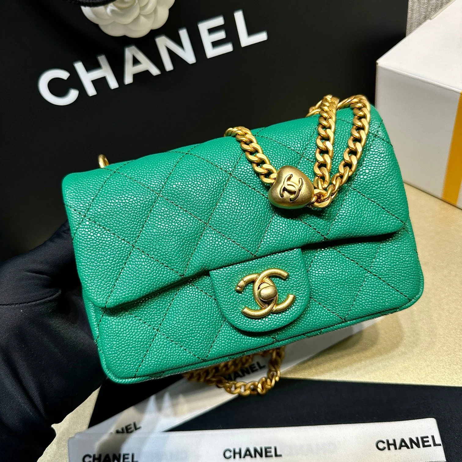 Новинка коллекции Chanel Весна/Лето 2023 - Сумка CF в форме сердца с регулируемой пряжкой и цепочкой - Телячья кожа с текстурой 