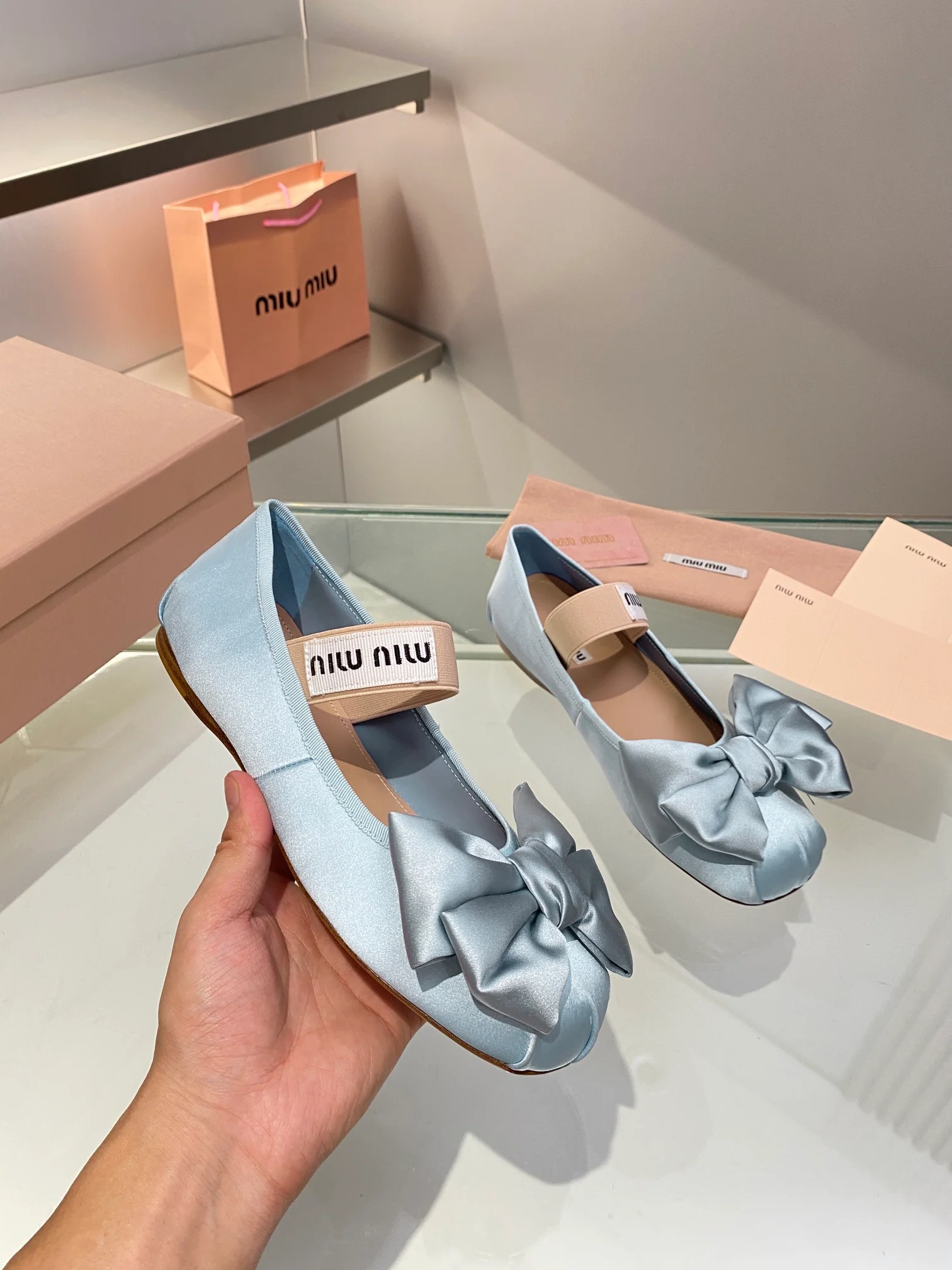 Новинка весны 2022 года от Miu Miu - балетки Bow - синие