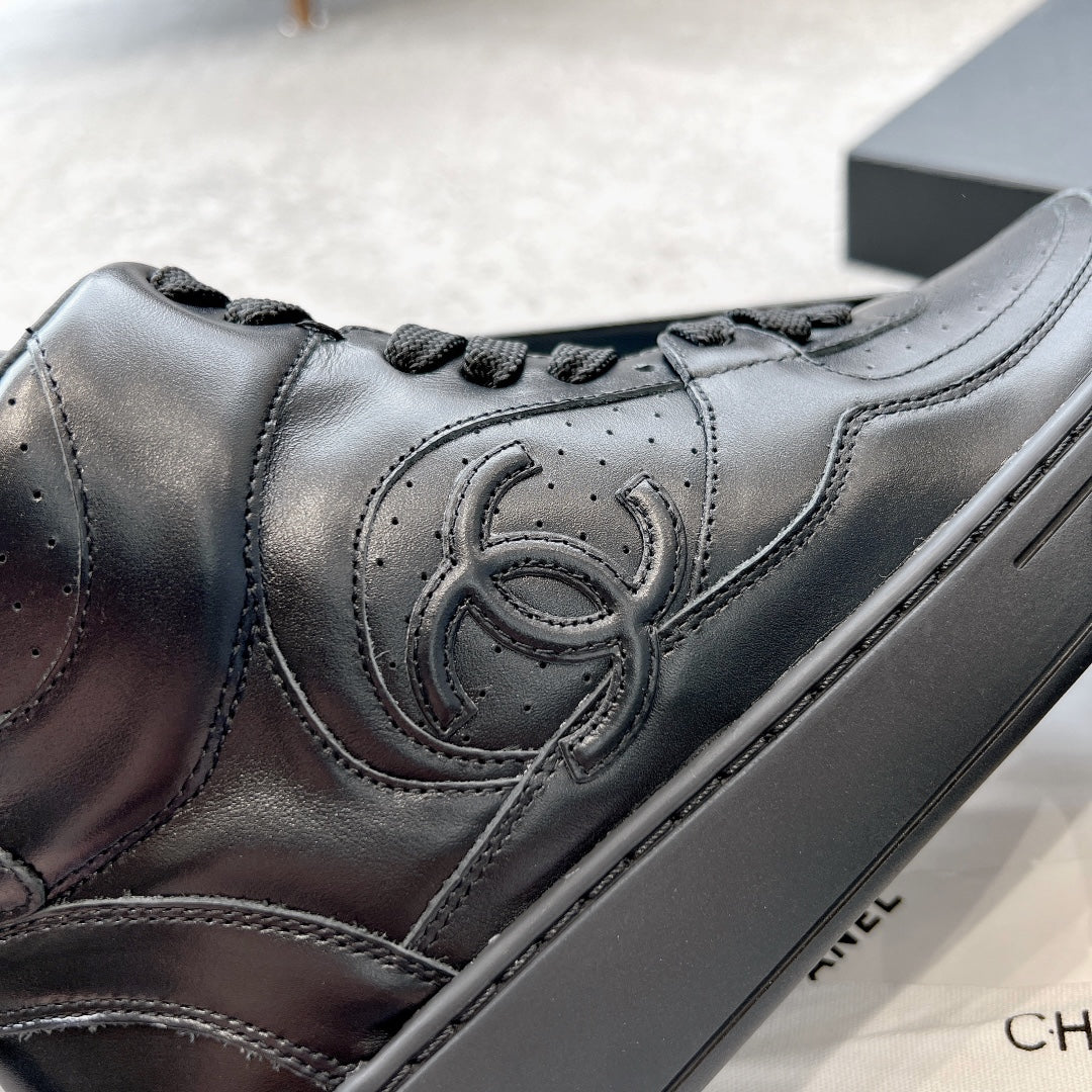 Новинка сезона весна/лето 2023 от Chanel - Высокие кроссовки - Черные