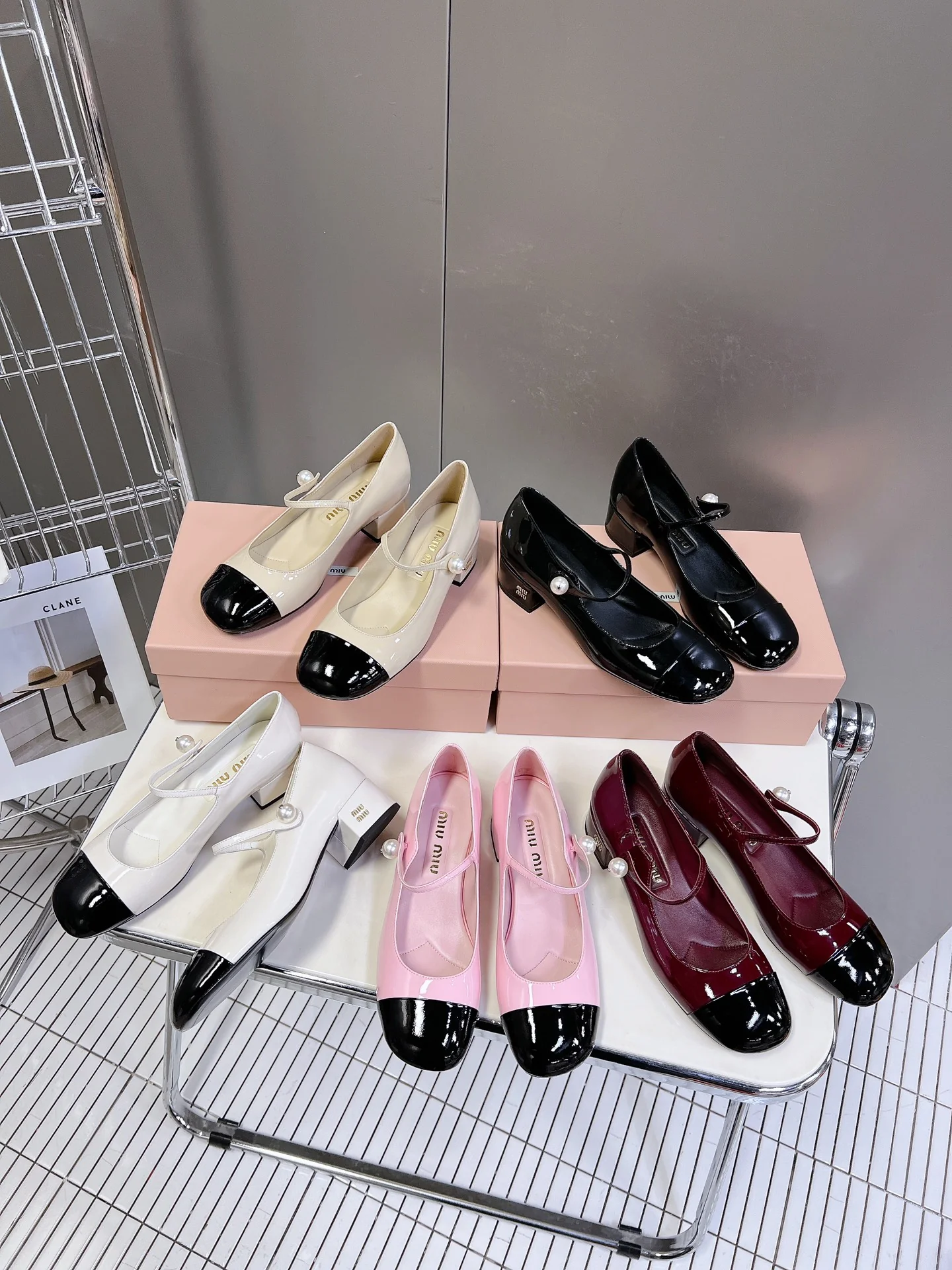 Miu Miu - Туфли Мэри Джейн с круглым носком и цветовыми блоками - Изображение из коллекции