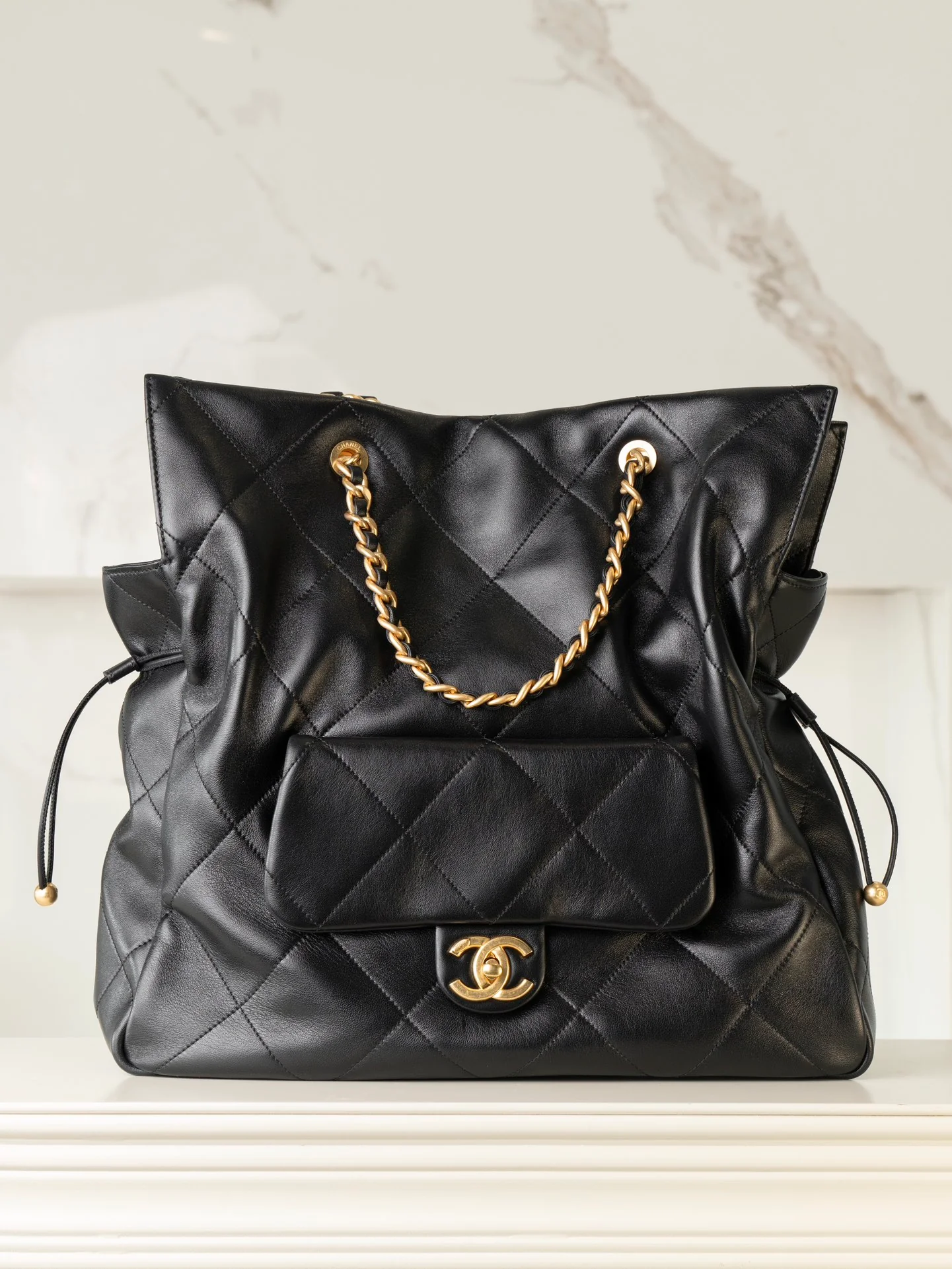 Большая сумка-шоппер Chanel 25c, черно-золотая.