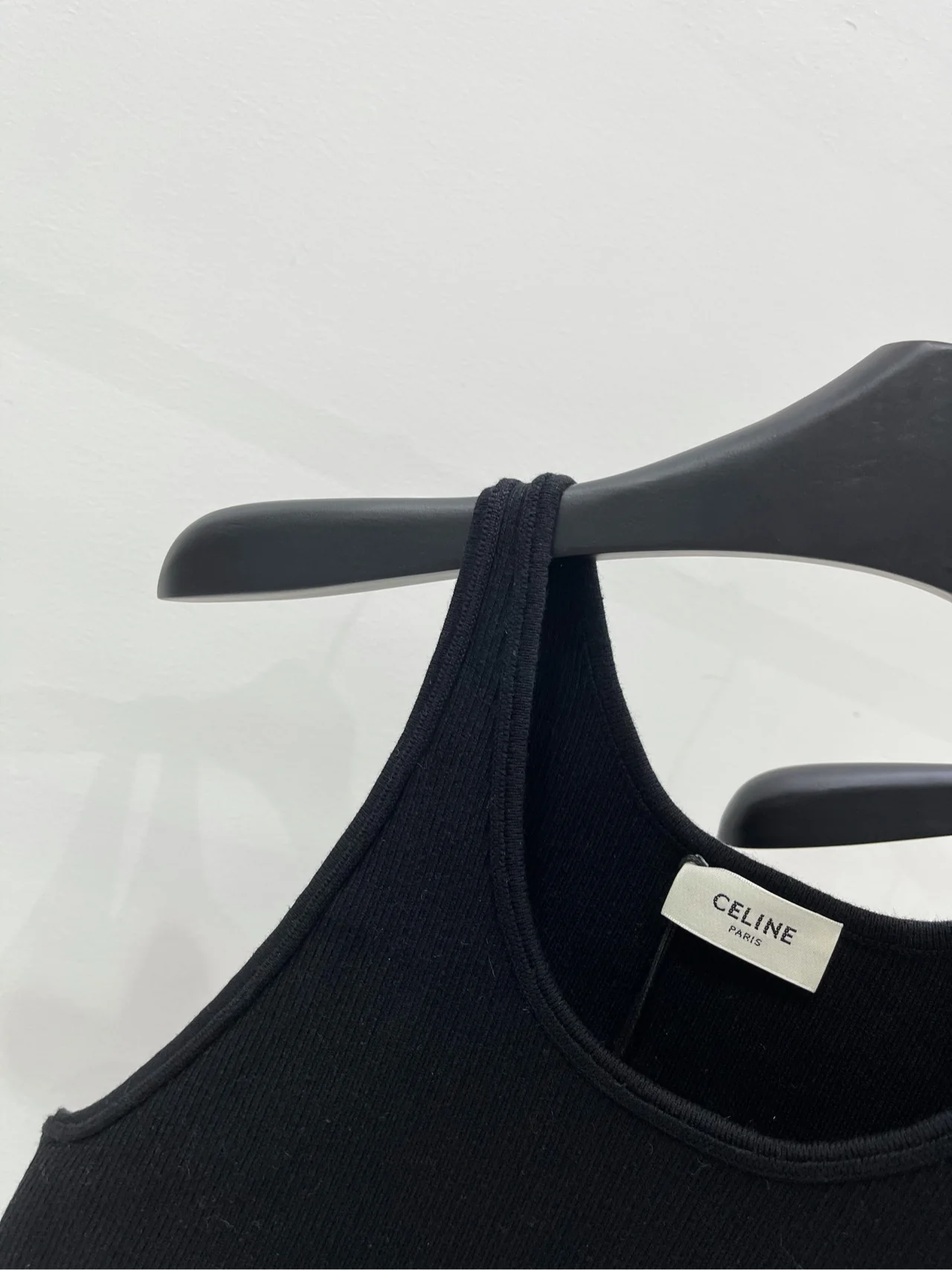 Celine-2403 Короткий жилет с вырезом на спине, бежевыми полосками, черной и белой отделкой.