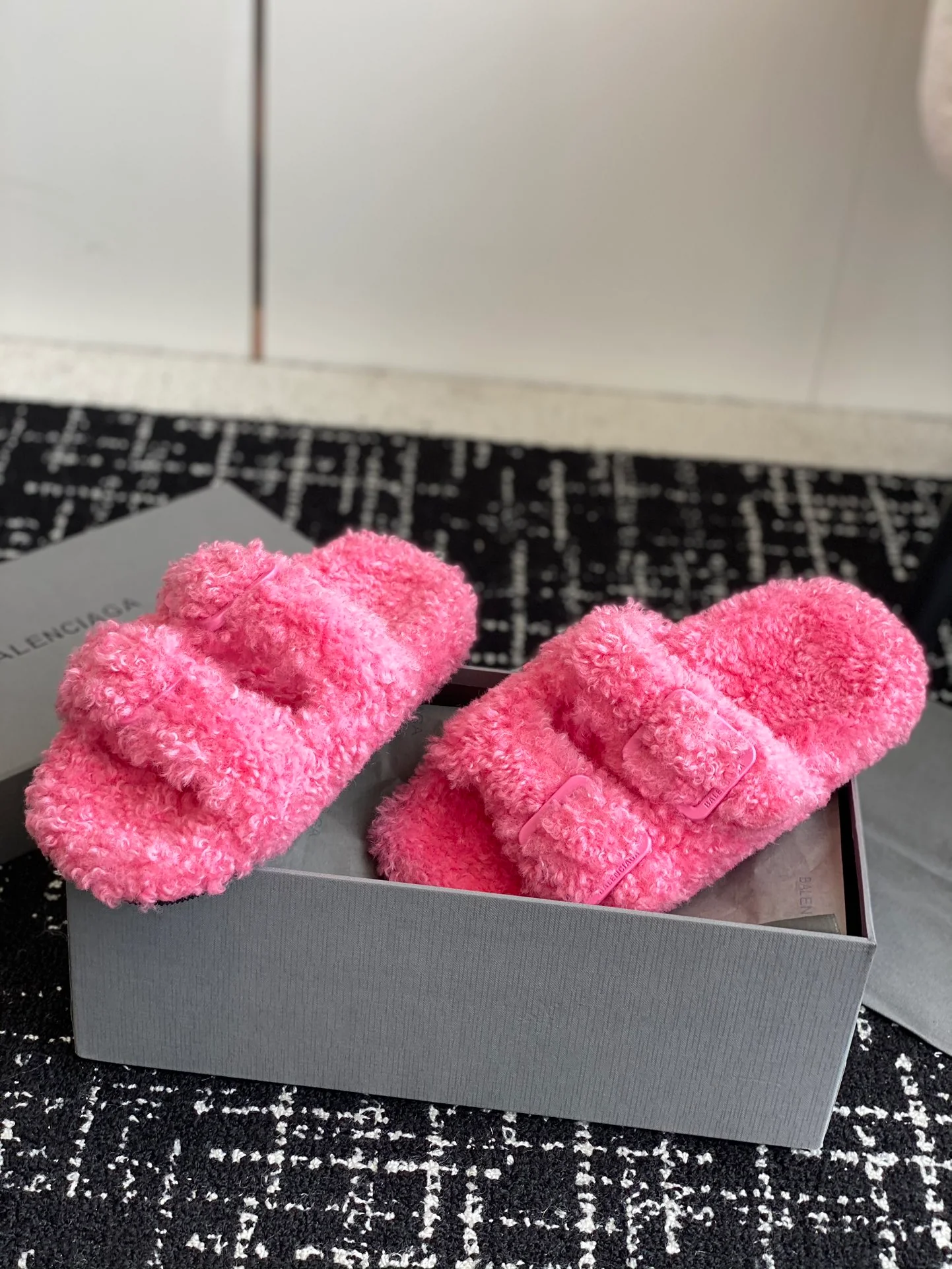 Новинка сезона осень/зима 2023 от Balenciaga - Меховые тапочки - Розовые с пряжкой