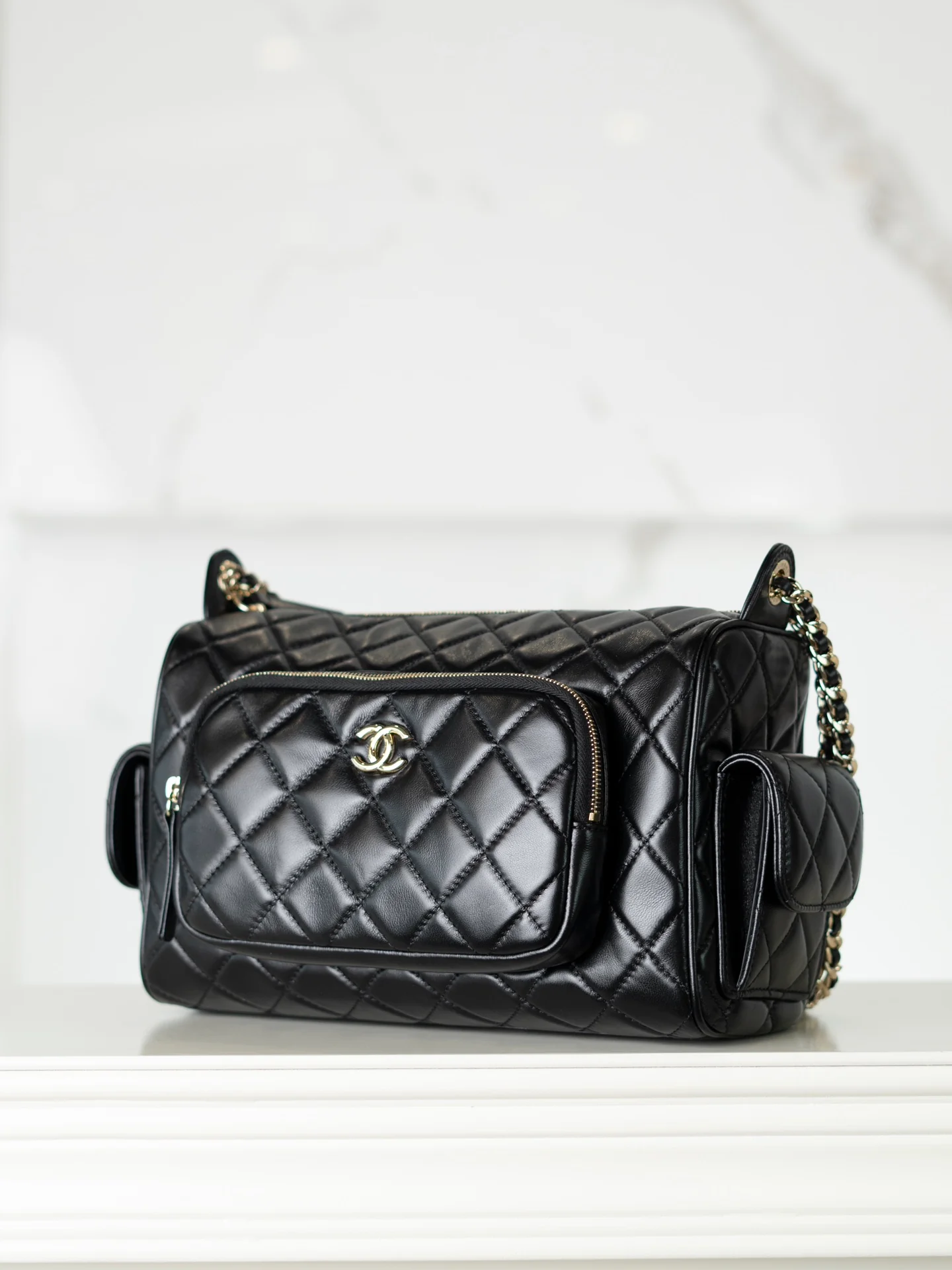 Большая многофункциональная сумка для фотоаппарата Chanel из 24-каратного золота — черная.