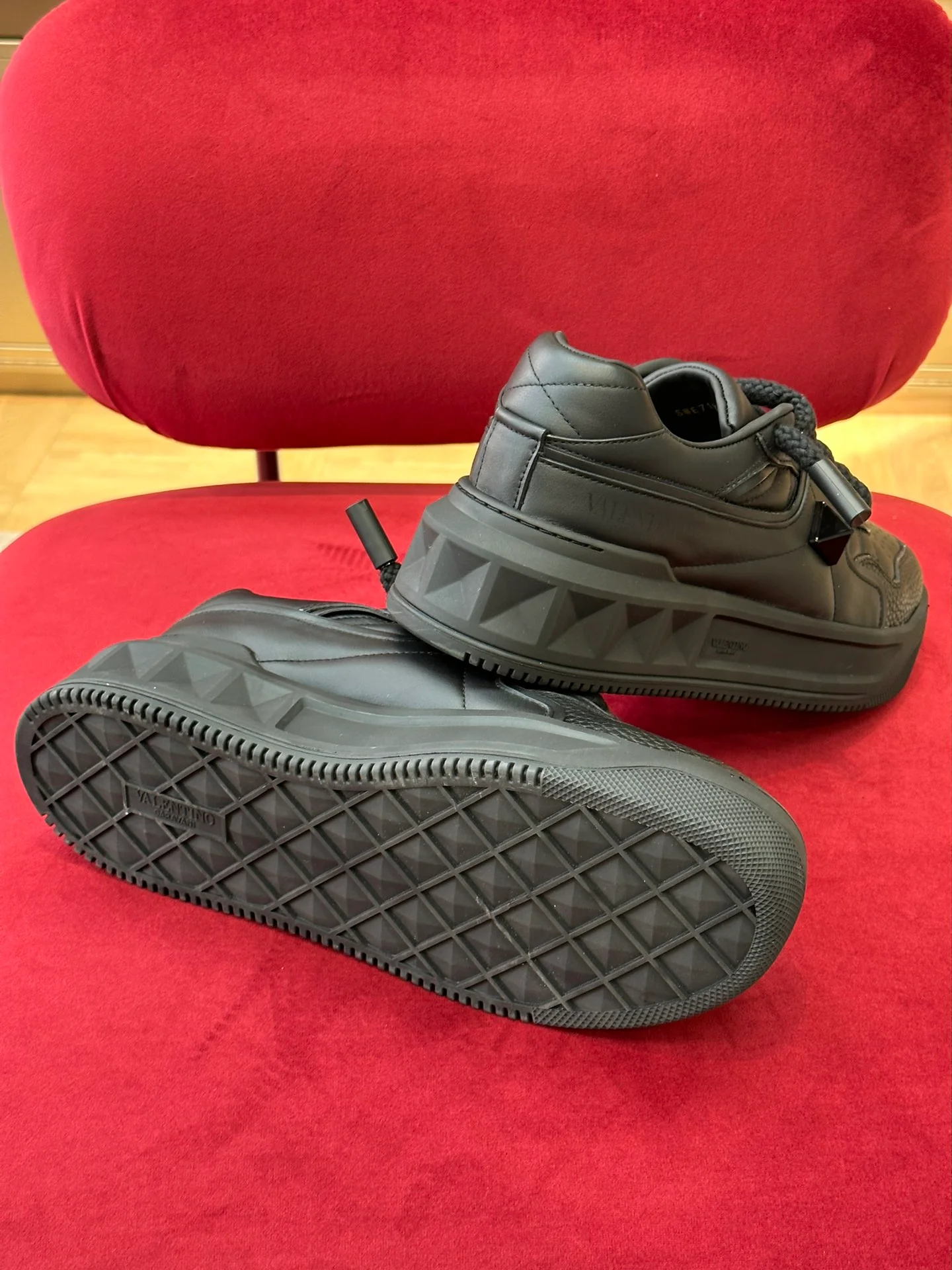 Новинка летней коллекции Valentino 2023 — кроссовки на платформе из телячьей кожи — парные — высота 6 см — черные