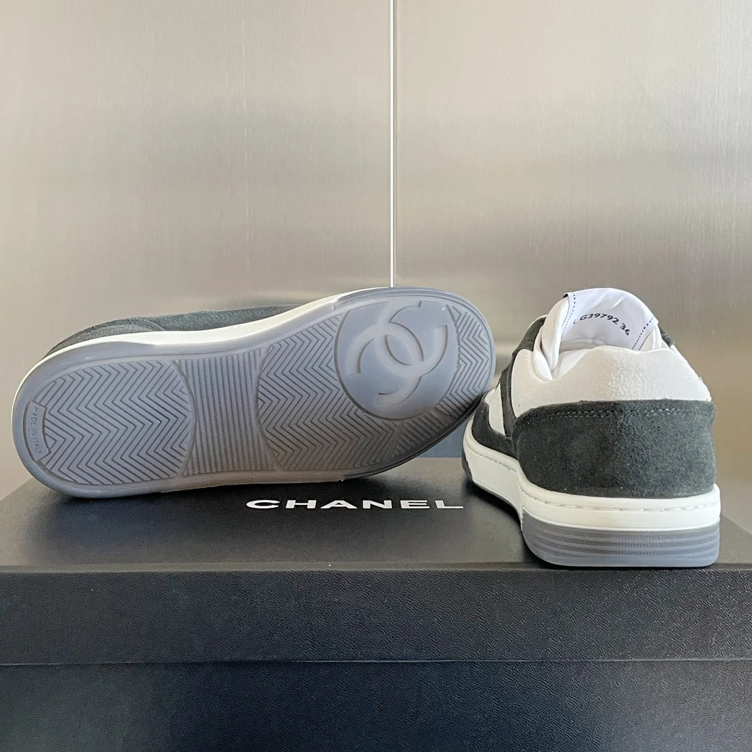 Новые поступления коллекции Chanel весна/лето 2023 - Замшевые кроссовки - Повседневная обувь - Спортивная обувь - Серый