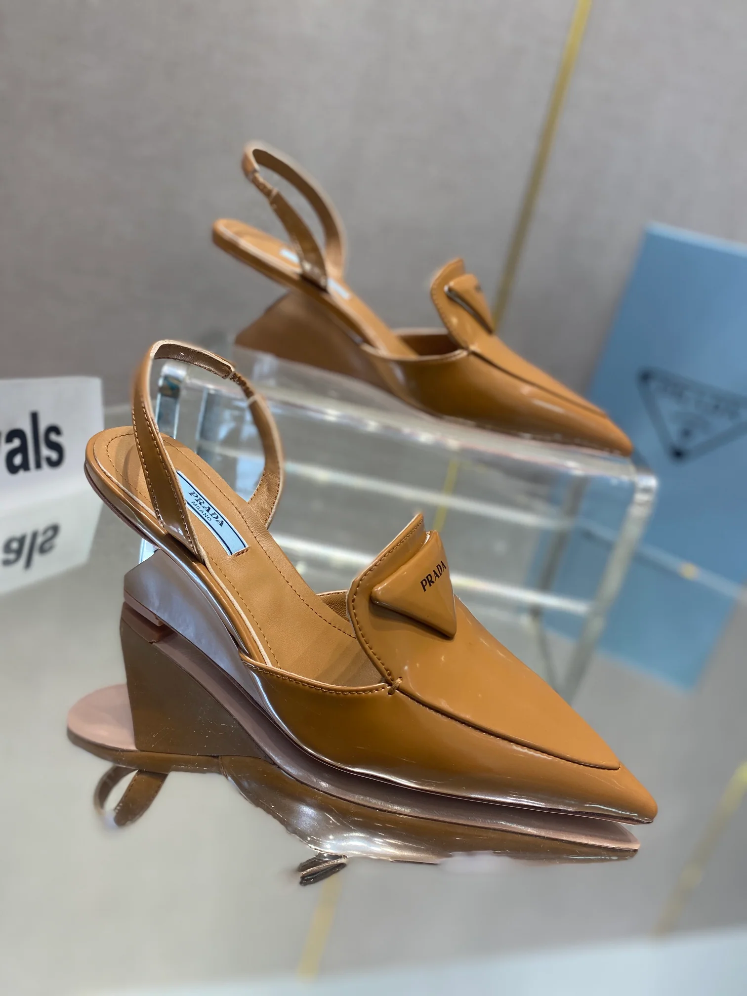 Туфли Prada - Prada - лакированные сандалии на низком каблуке - коричневые