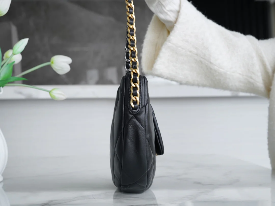 Новая коллекция Chanel ?Ранняя весна? — 24c — 19bag — сумка-хобо под мышкой — черная.