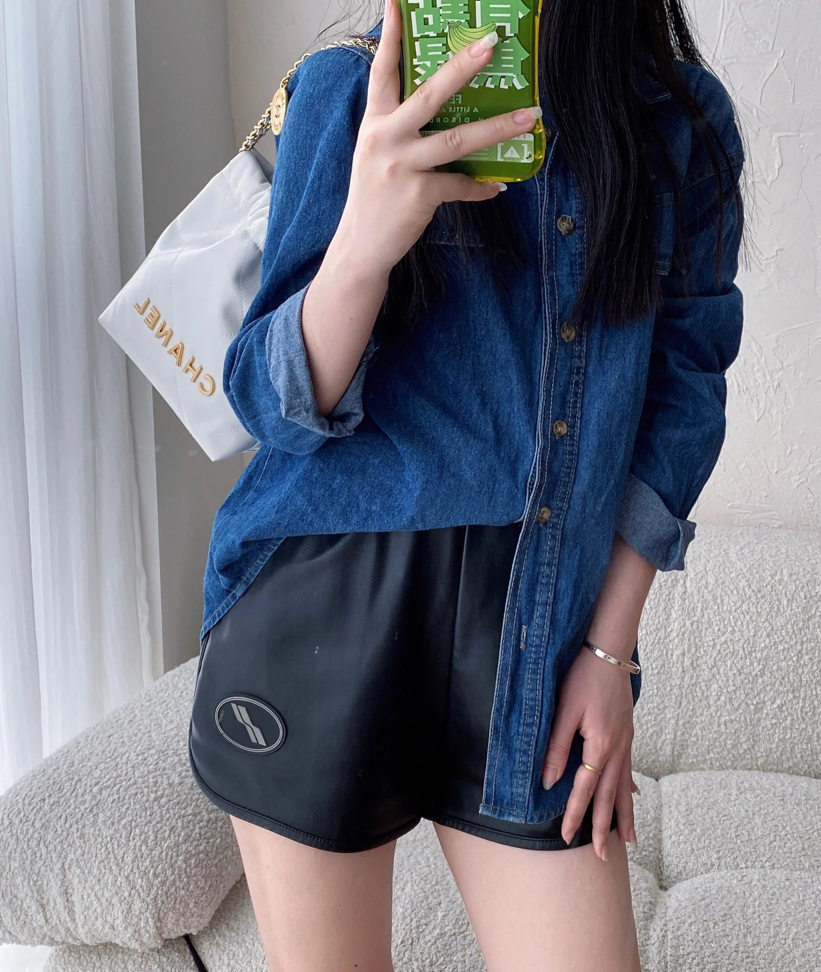 Новинка сезона весна/лето 2023 от Chanel - сумка 22 - мини - белое золото - фотографии в действии.