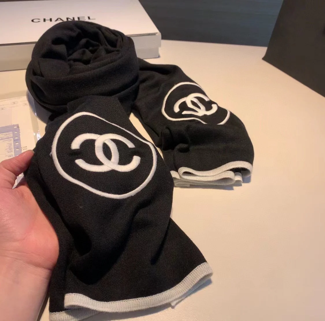 Вышитый шарф Chanel в черно-белых тонах - 100-200 см - Кашемир