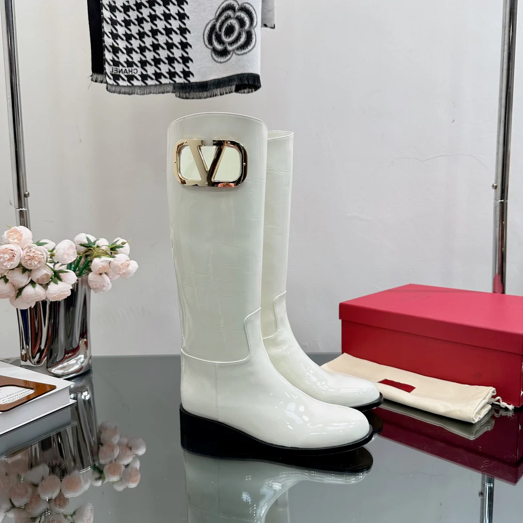 Новинка сезона осень/зима 2023 от Valentino - Ботинки на массивном каблуке с V-образным логотипом - Белые