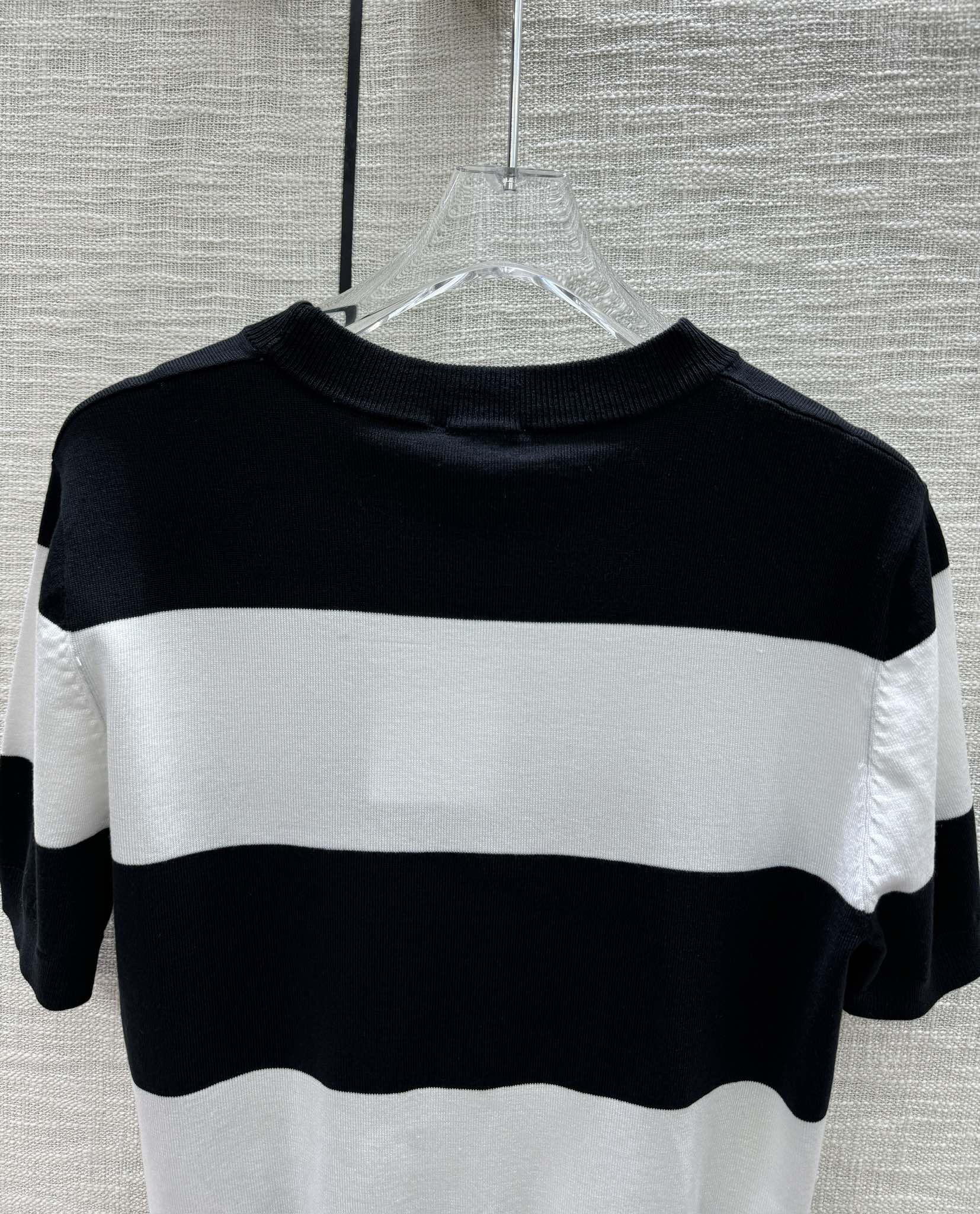 Футболка Celine 2404 с коротким рукавом, в полоску, черно-белая.