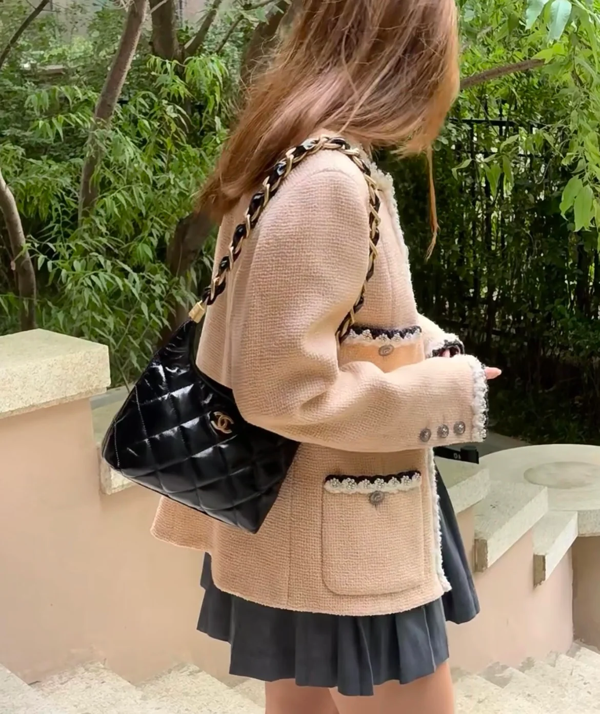 Сумка-хобо Chanel с массивной цепочкой на плечо - черная