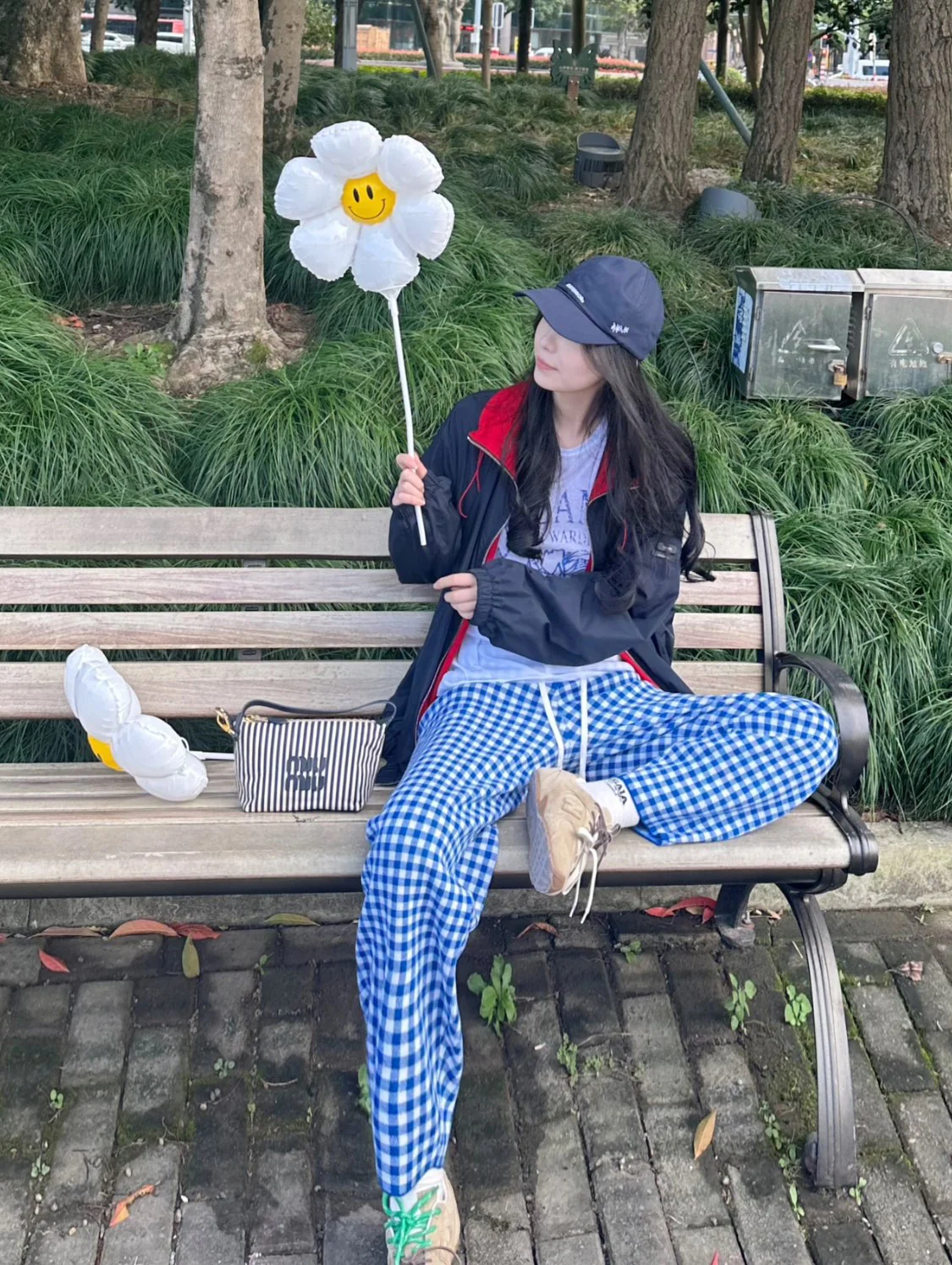 Косметичка/сумка для ланча Miu Miu из жаккардовой ткани - на фото.