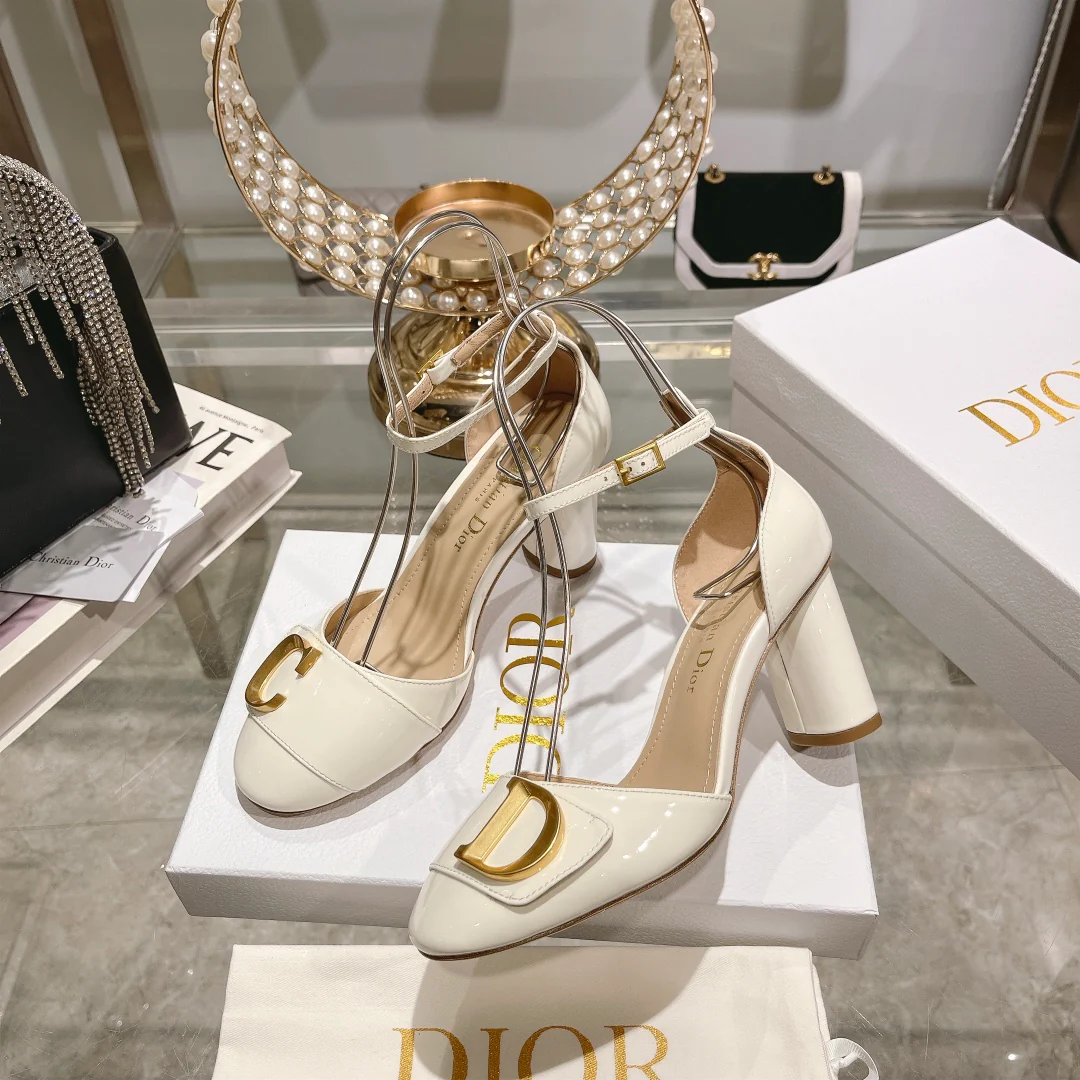 Новинка весны 2023 года от Dior — сандалии с закрытым носком и открытым каблуком — лакированная кожа, белый цвет.