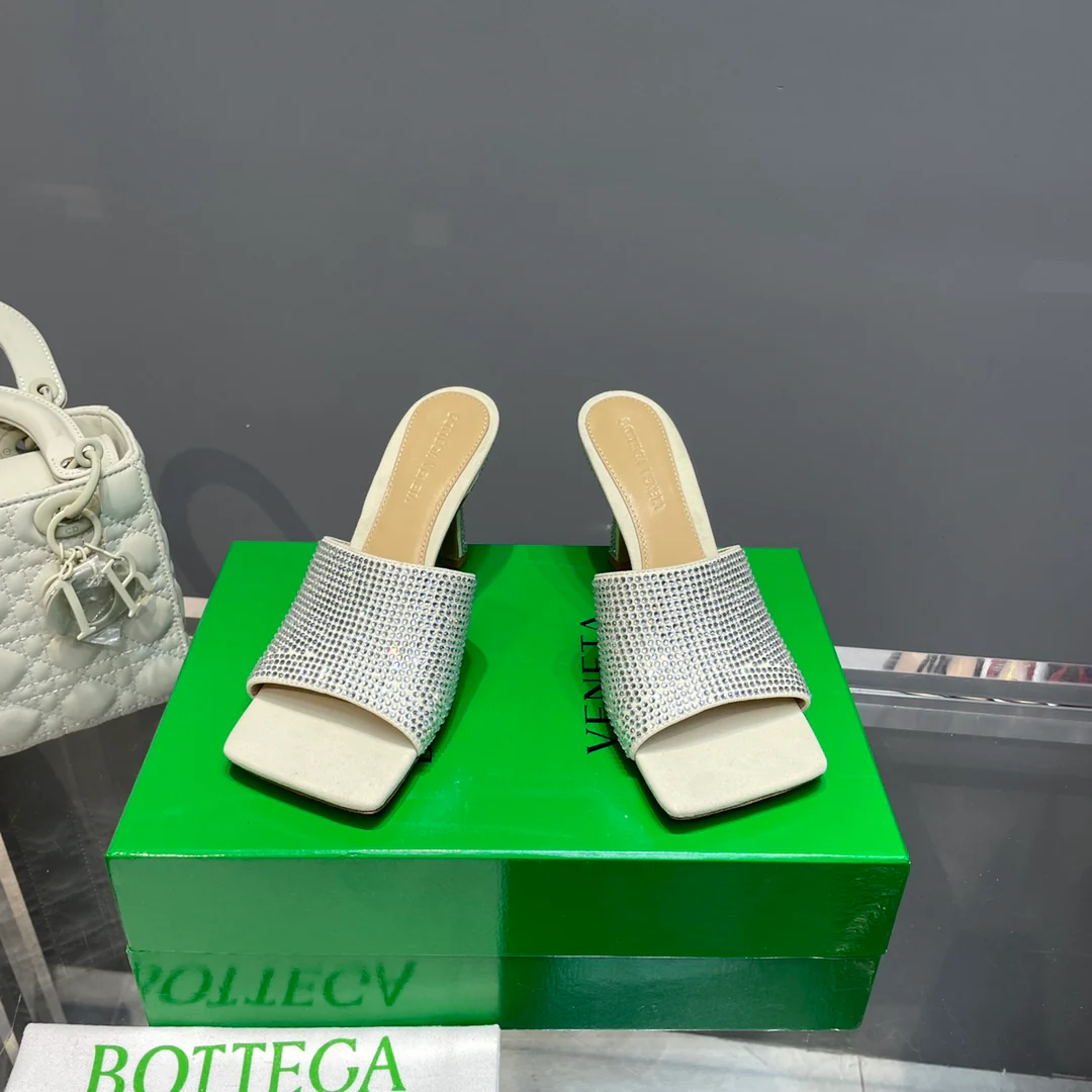 Сандалии на высоком каблуке из коллекции BV-2022 с подиума - 1