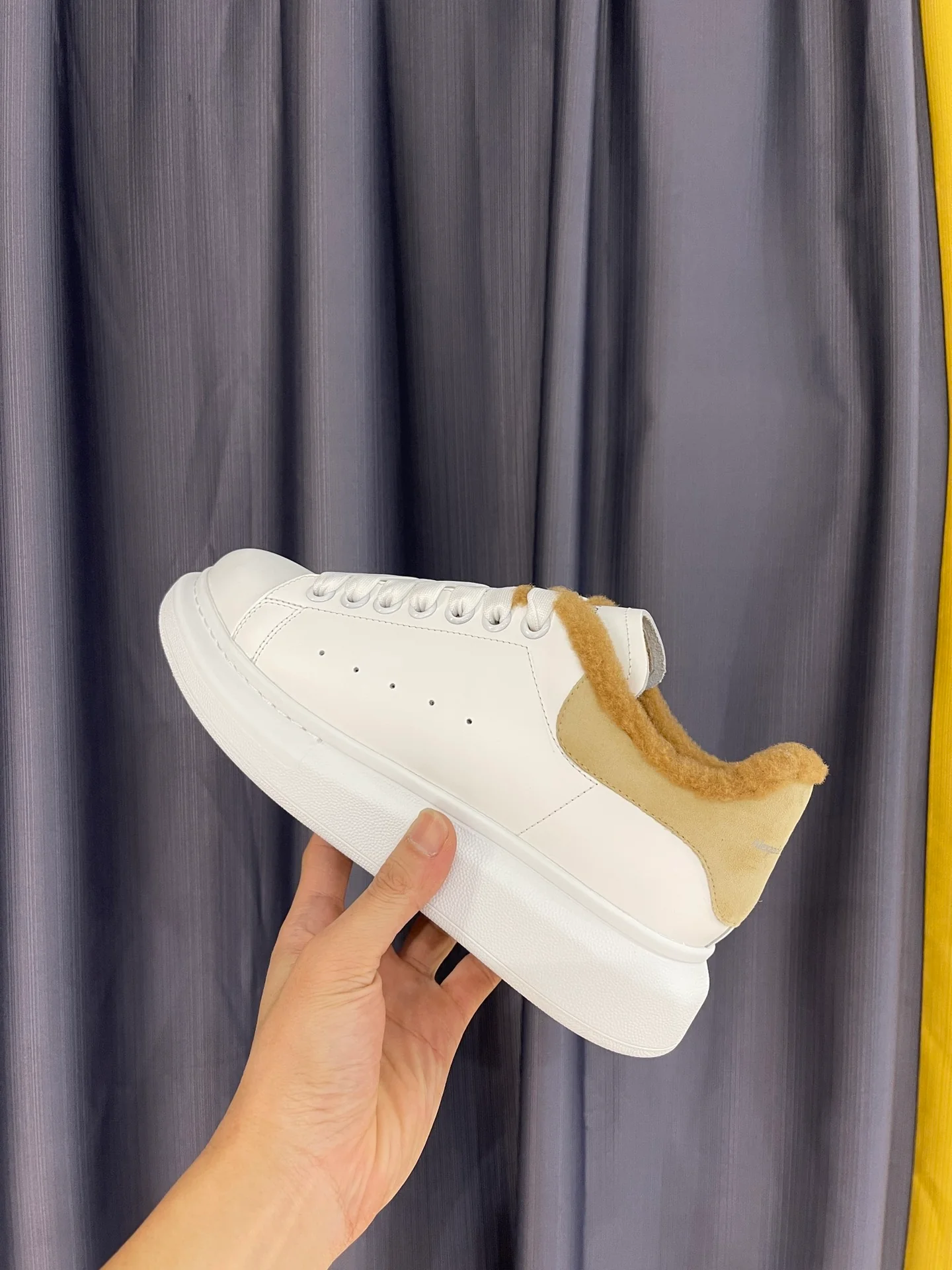 Классические белые кроссовки McQueen - унисекс - женские, производство Маврикий - Премиум-издание