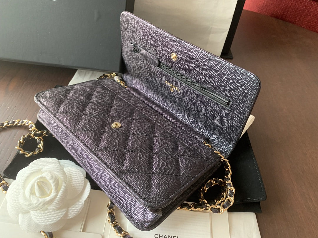 Пряжка Chanel WOC из телячьей кожи с жемчужным узором и эмалью - 2 шт.