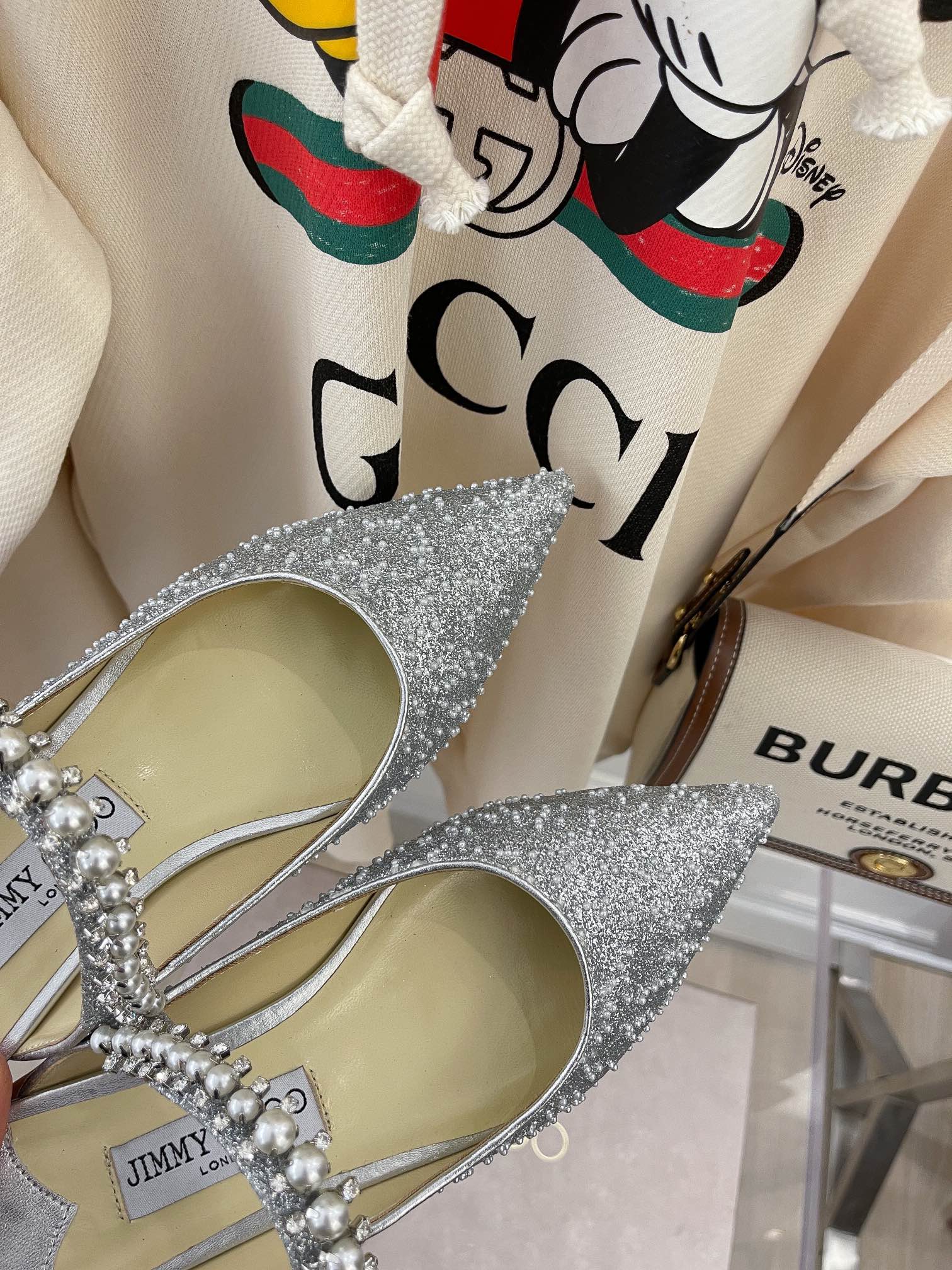 Сандалии на низком каблуке с цепочкой и жемчужной отделкой от Jimmy Pearl - 1