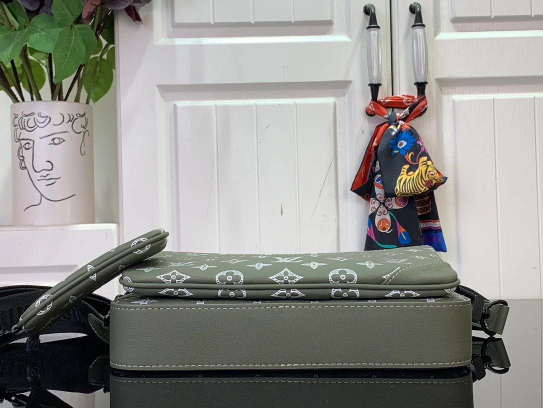 Сумка-мессенджер LV-m12490-trio с тисненым полосатым рисунком - зеленая