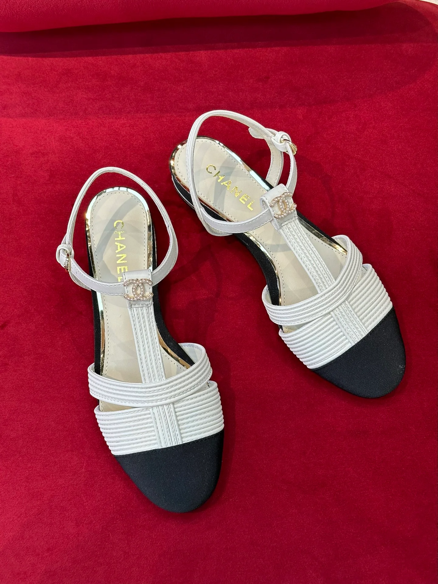 Новинка сезона весна/лето 2023 от Chanel - сандалии из овечьей кожи с лоскутным узором.