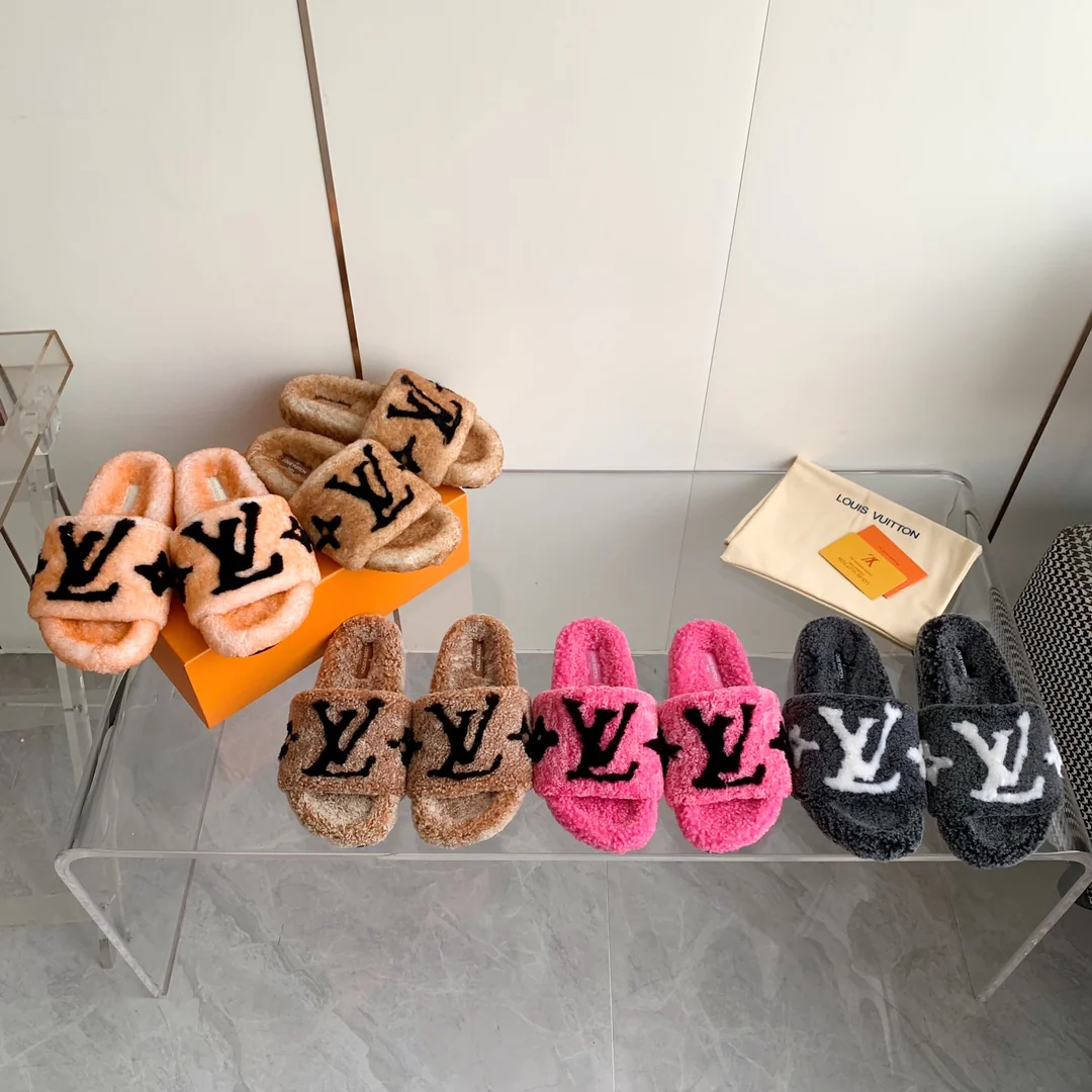 Новинка осенне-зимней коллекции LV 2023 — шерстяные тапочки — светло-коричневые.