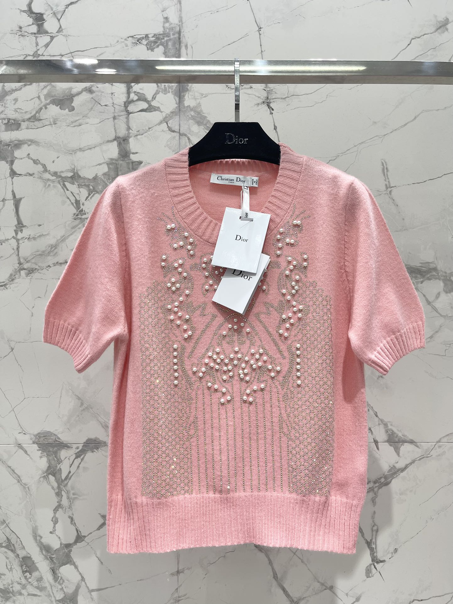 Летняя трикотажная футболка Dior 2403-24 с коротким рукавом, украшенная бисером и стразами, розового цвета.