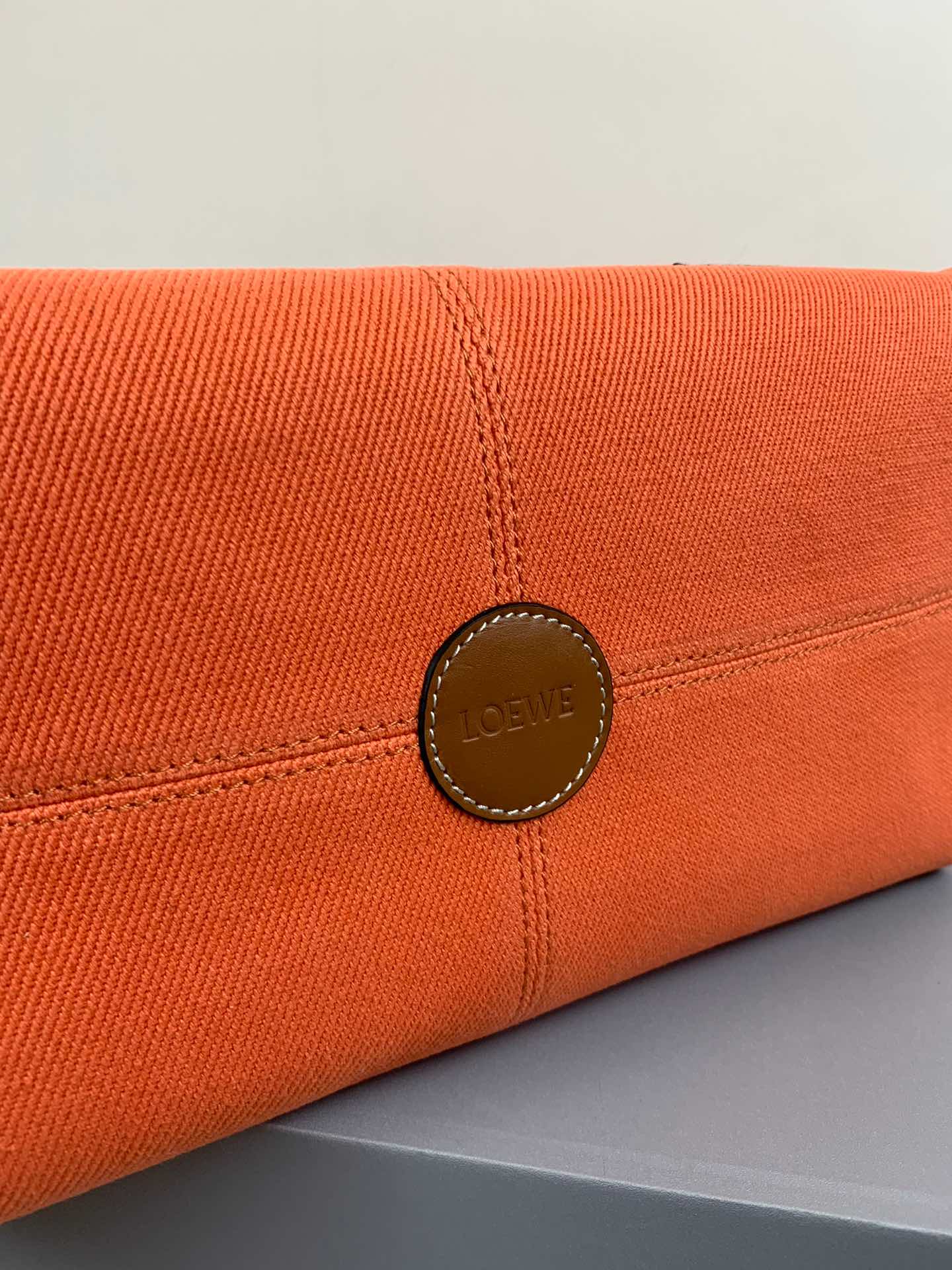 Сумка-тоут Loewe с подушкой, оранжево-коричневая кожа