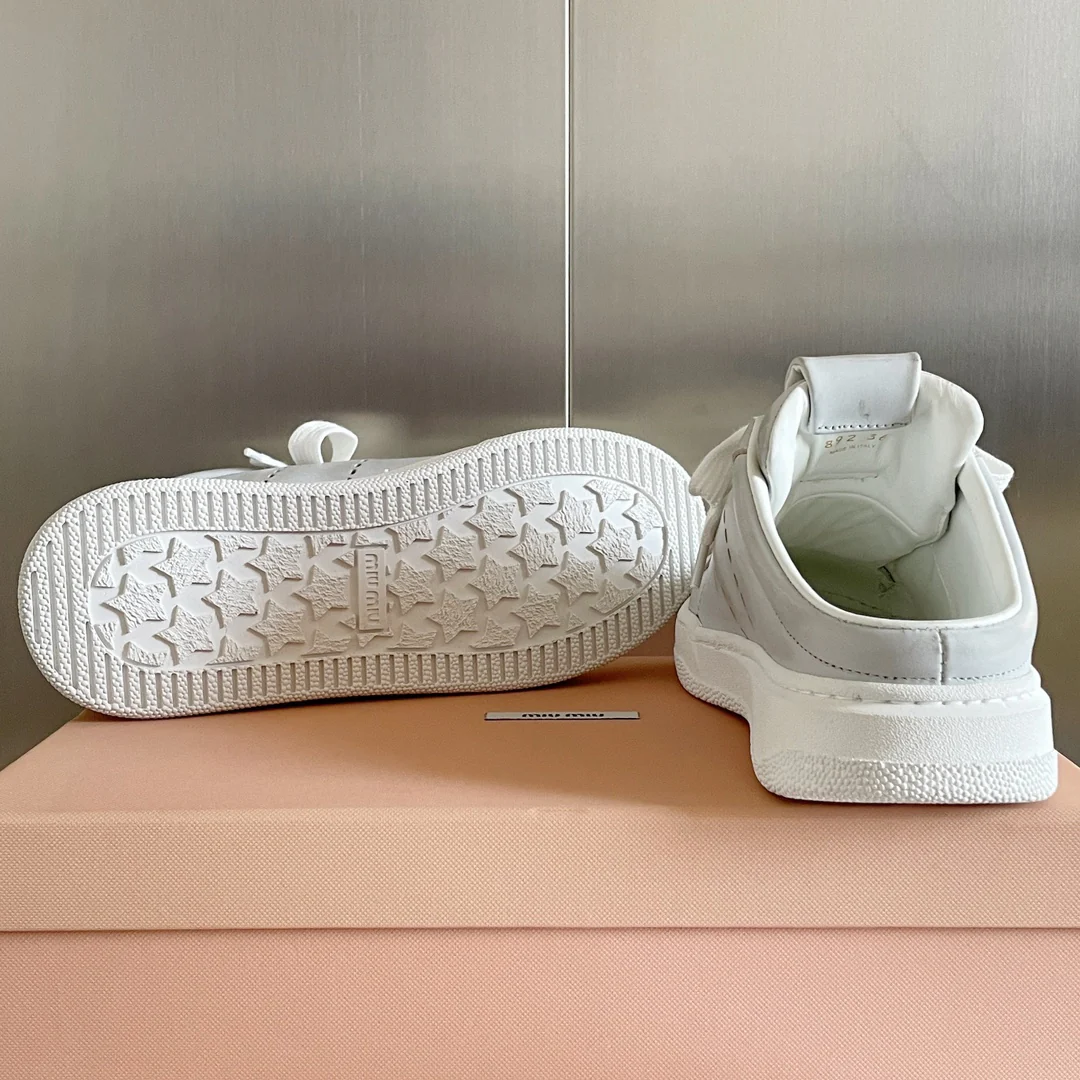 Новые поступления коллекции Miu Miu весна/лето 2023 - Ретро-кроссовки в стиле 