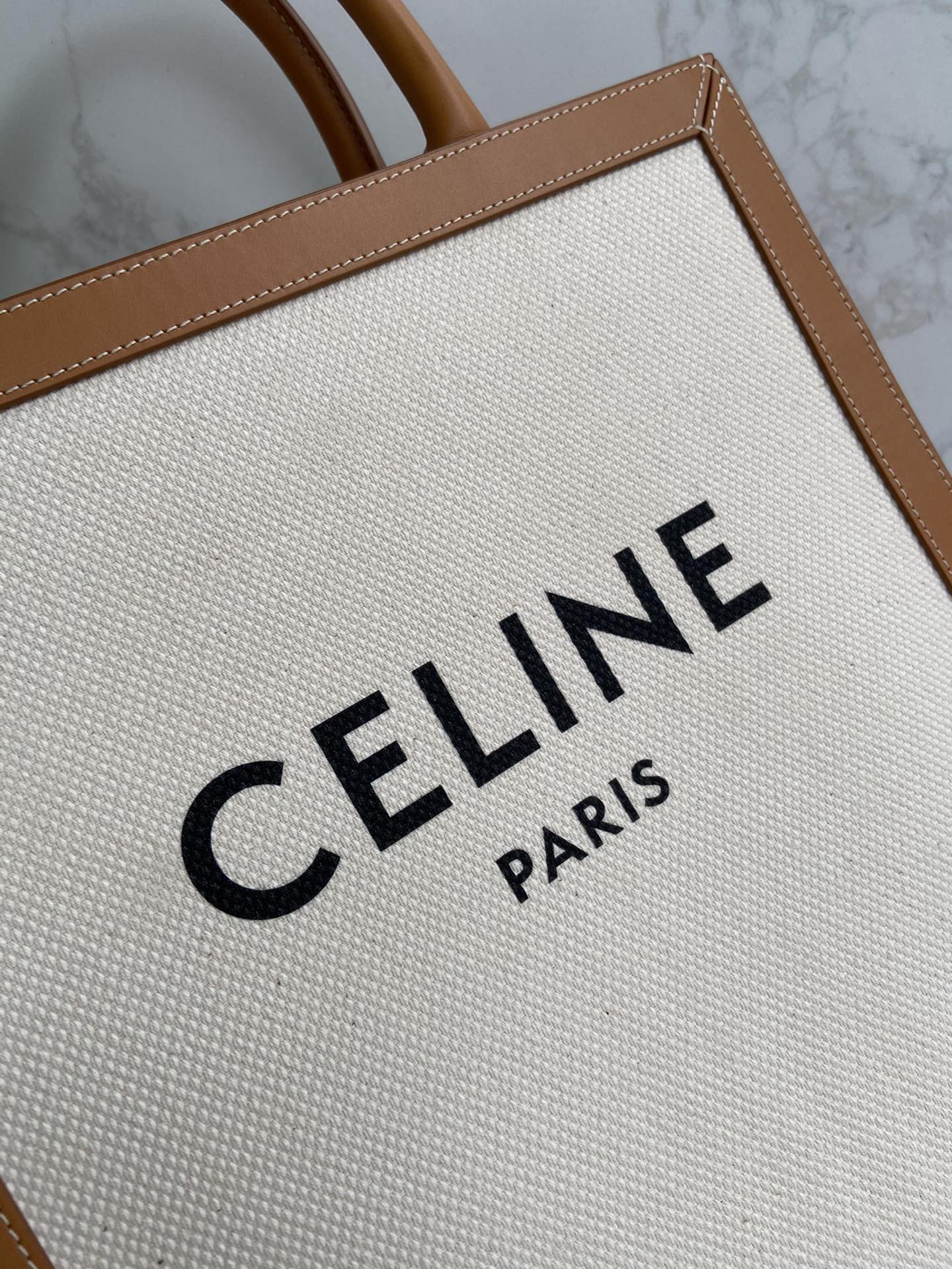 Вертикальная сумка Celine Cabas из канваса с принтом и телячьей кожи.