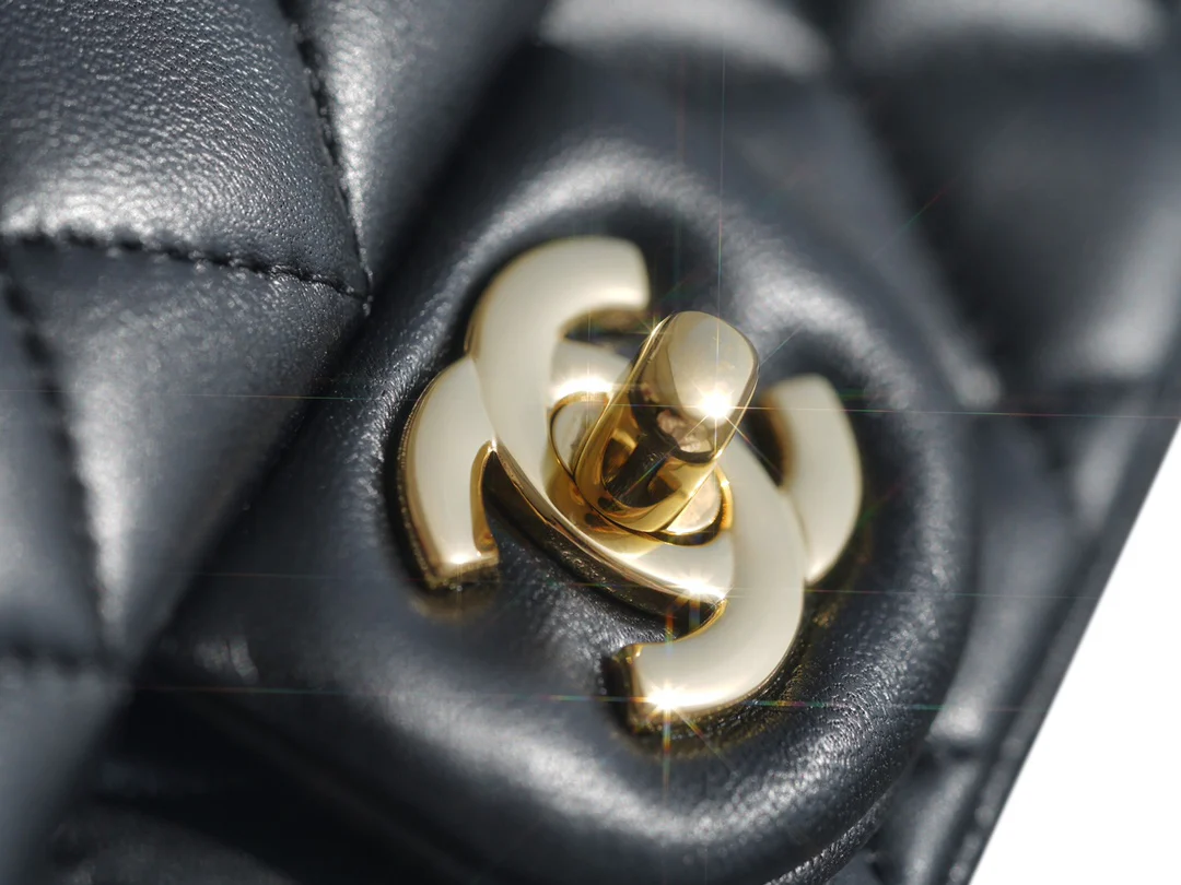 Часы Chanel CF Square Fat Man - 18 см - из черной овечьей кожи с золотой пряжкой