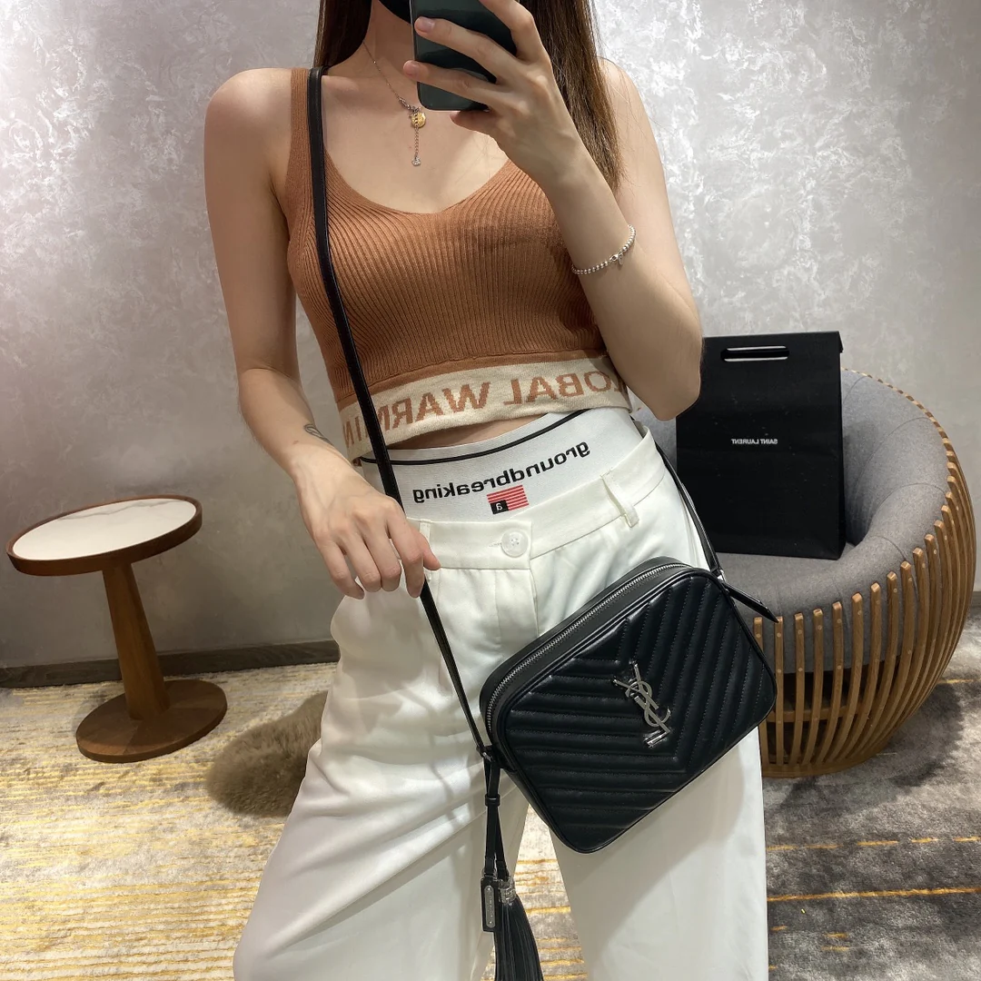 Фотосумка YSL Lou Bag — черная с серебристой фурнитурой.