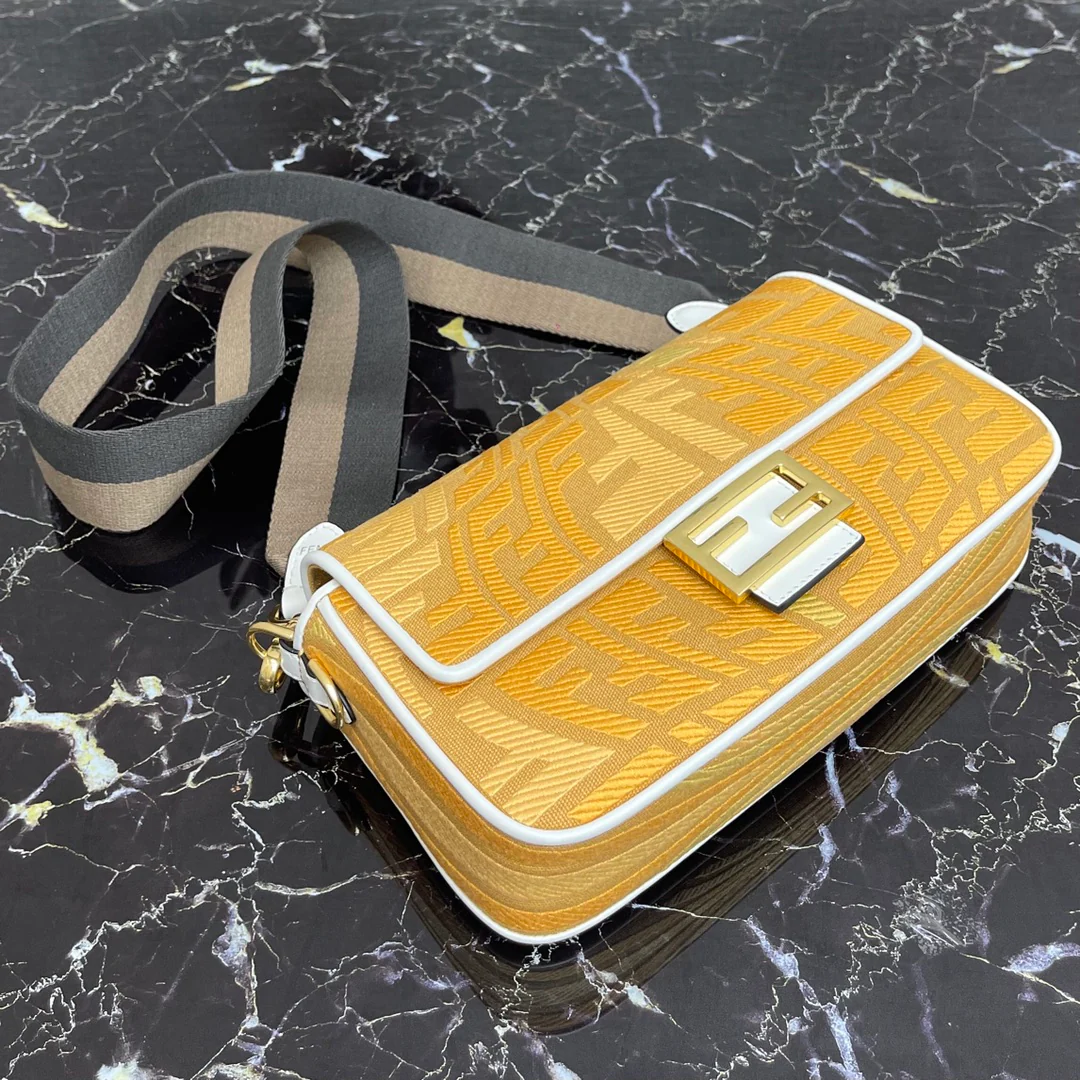 Сумка-багет Fendi Baguette — желтая, средней длины, с вышивкой в ??виде ?рыбьего глаза?.