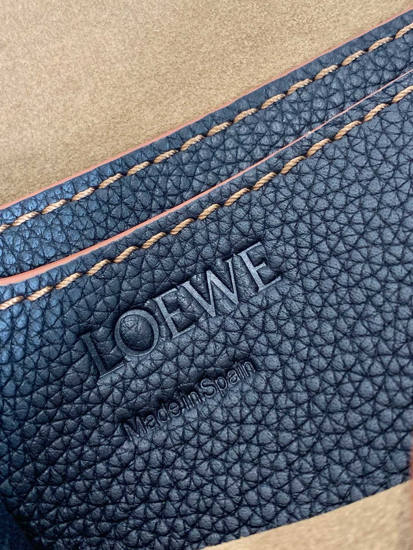 Треугольная сумка Loewe - мягкая зернистая телячья кожа - 1 шт.