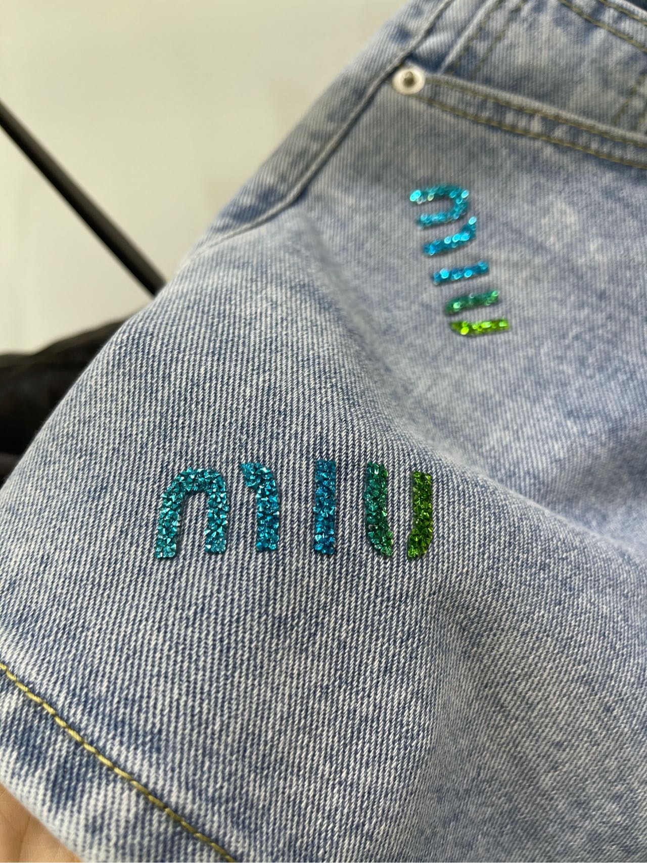 Miu Miu-2404 - Светло-голубые джинсовые шорты с золотой надписью