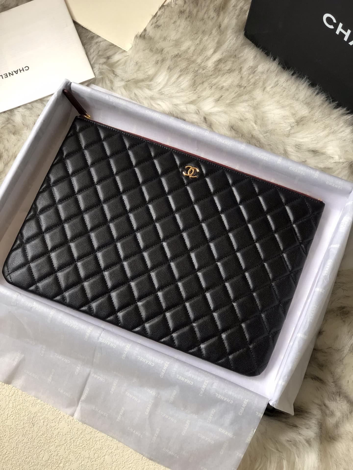 Большая сумка-клатч Chanel с золотой фурнитурой