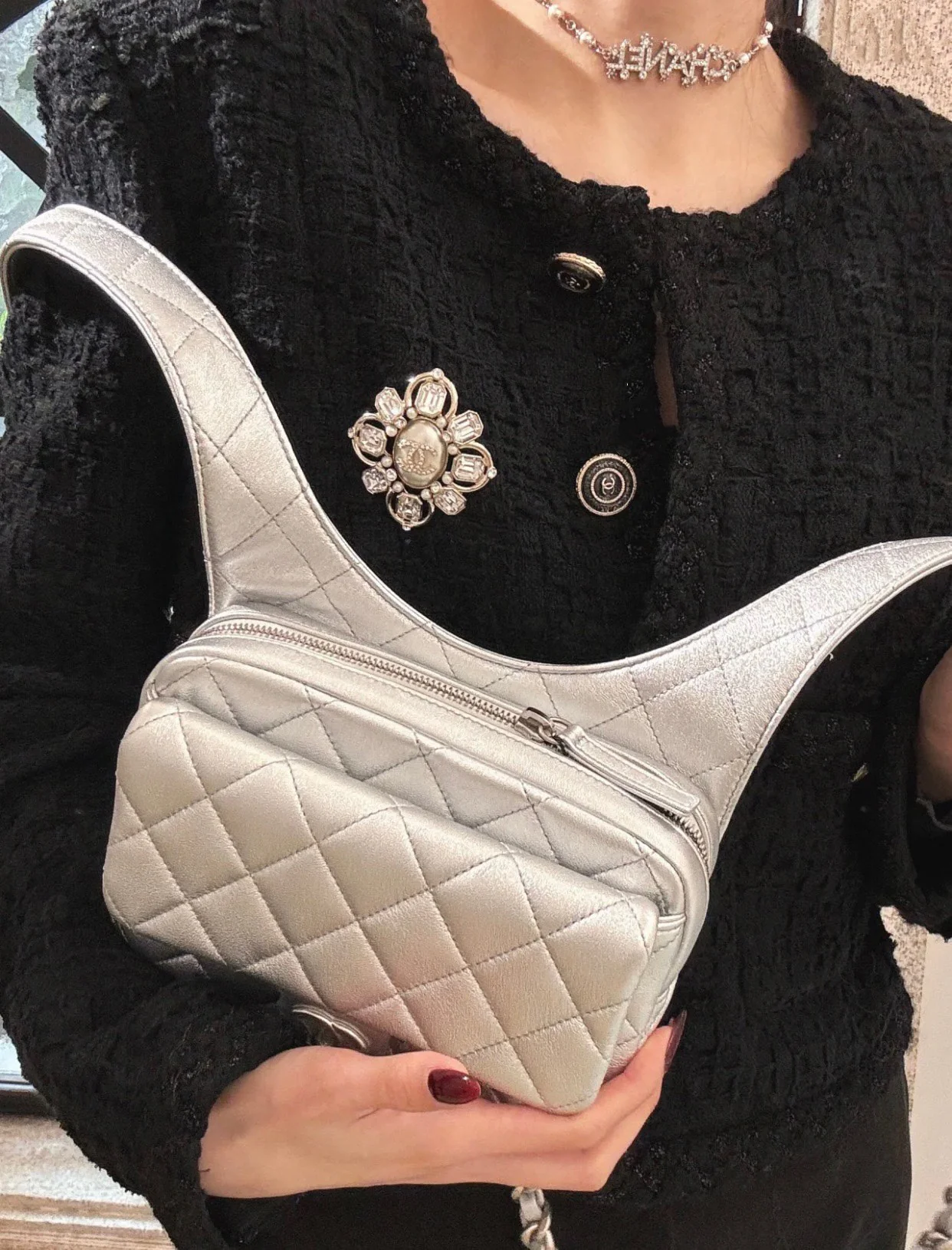 Новая коллекция Chanel весна/лето - сумка-хобо - сумка-мессенджер в стиле хиппи - серебристая